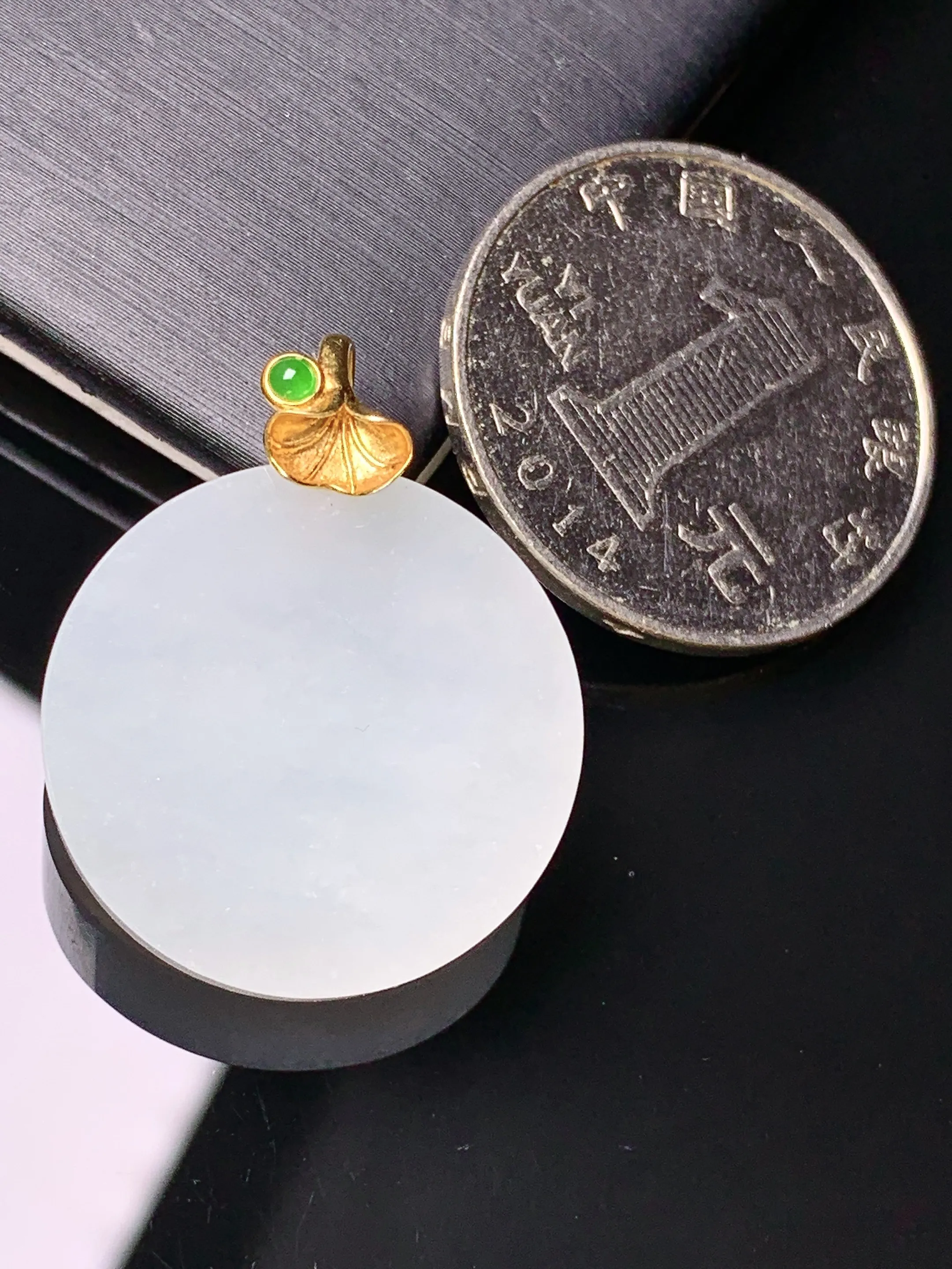 18k金镶嵌冰种圆牌吊坠 玉质细腻 色泽清新艳丽 整体尺寸28*22.3*5