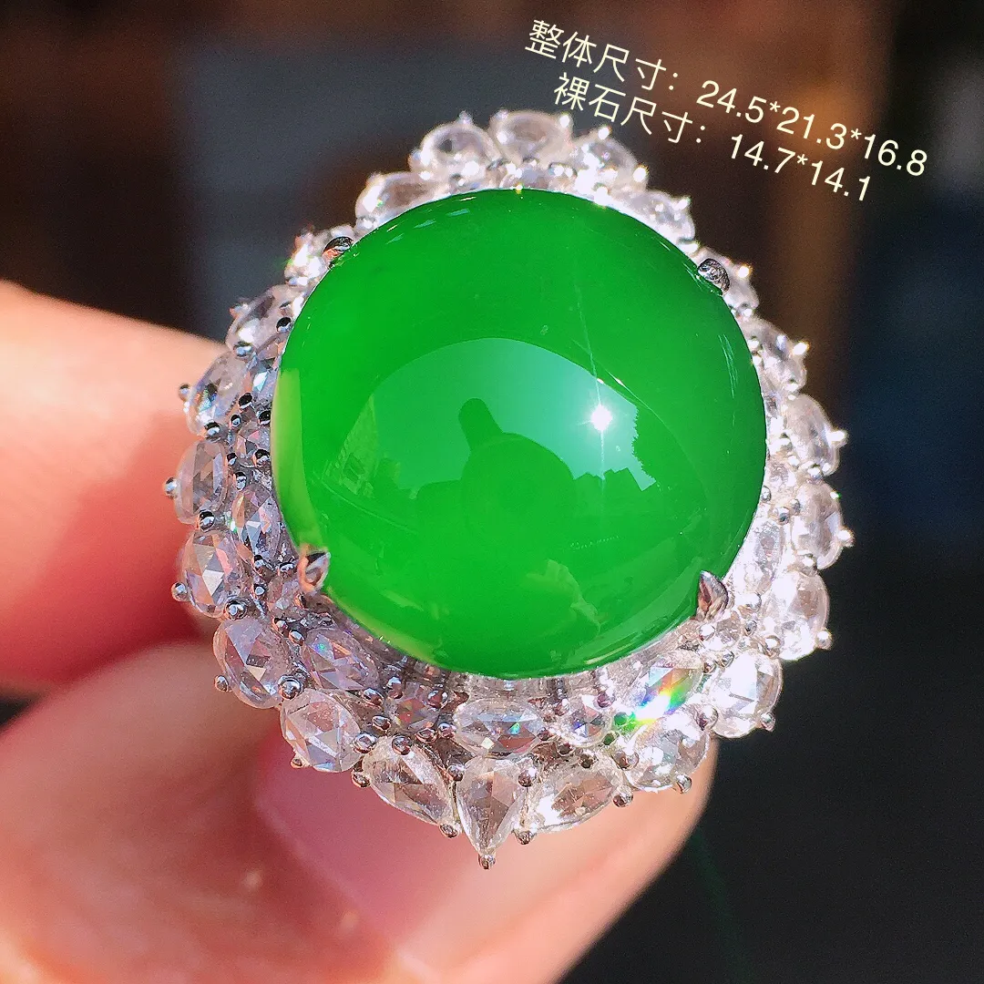 阳绿蛋面戒指/吊坠两用款，色泽均匀艳丽，玉质细腻，荧光感超
强，饱满圆润，尽显优雅气质，18k
金豪华镶嵌