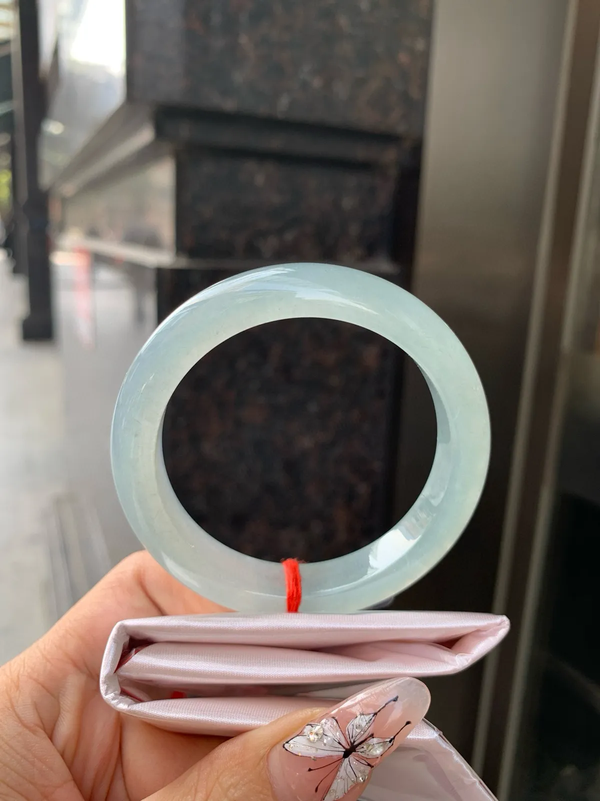 冰晴正圈。底妆胶润细腻，清爽耐看的冰晴底色均匀，夏季美好的冰凉感，时而晴时而蓝，随光线变化如梦如幻。