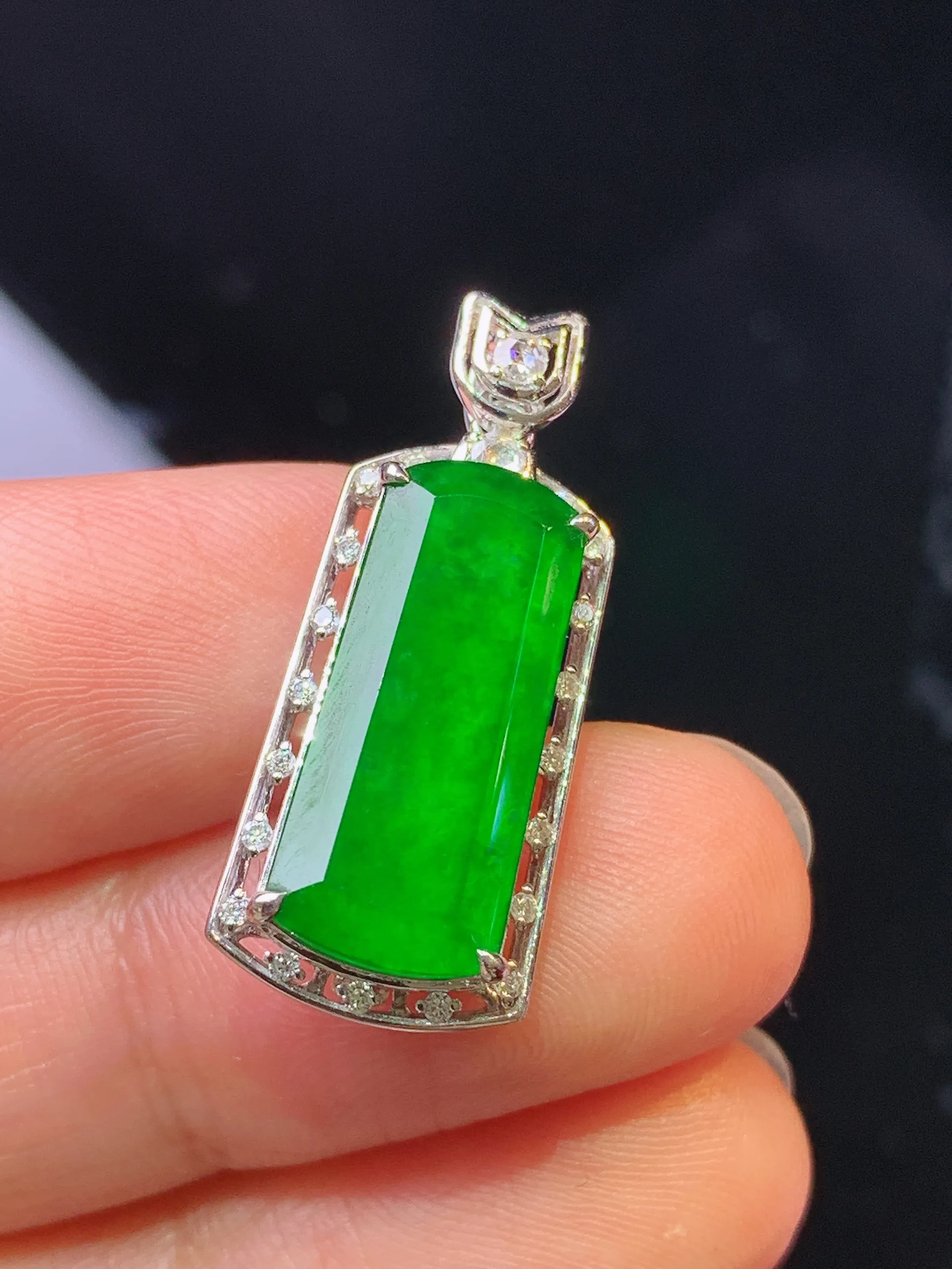 18k金钻镶嵌满绿无事牌吊坠 玉质细腻 色泽清新艳丽 整体尺寸26.5*11.2*5.8