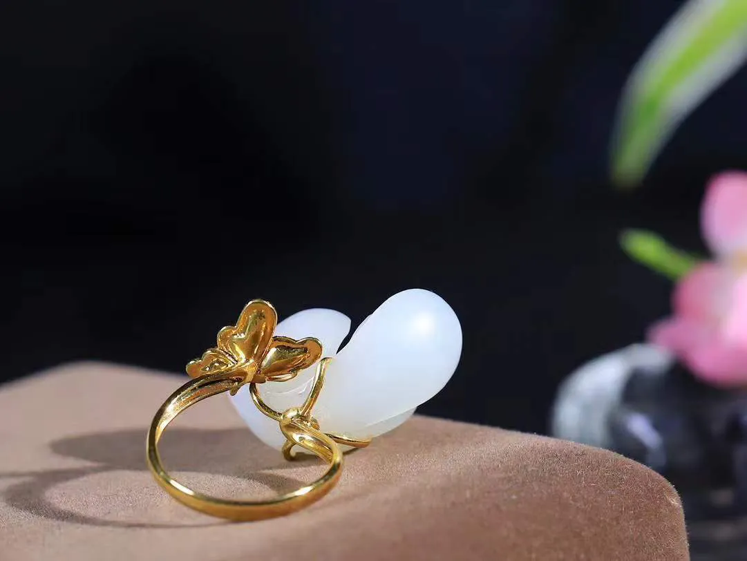 （金镶玉.荷韵.戒指）

精品和田玉白玉18k金镶嵌荷韵戒指，玉质细腻温润，油润感十足，心似莲花开，风华可绝代，醉卧清 风中里，翩翩入梦来。荷花悄然绽放，气韵传神  重7.2克   尺寸18-26.5-14.8mm   97102999A