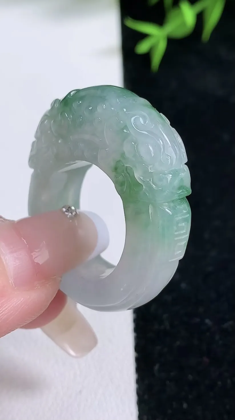 翡翠a货飘花龙头指环扳指，尺寸19.2-9.5-11.4，重量:16.92g