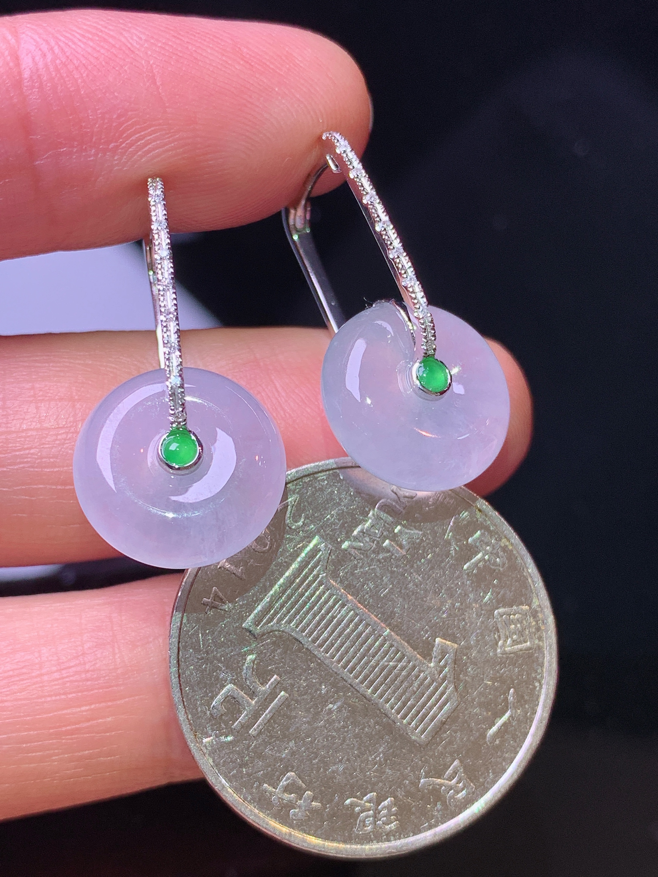 18k金钻镶嵌冰种平安扣耳坠 玉质细腻 色泽清新艳丽 整体尺寸24*12.6*5.2