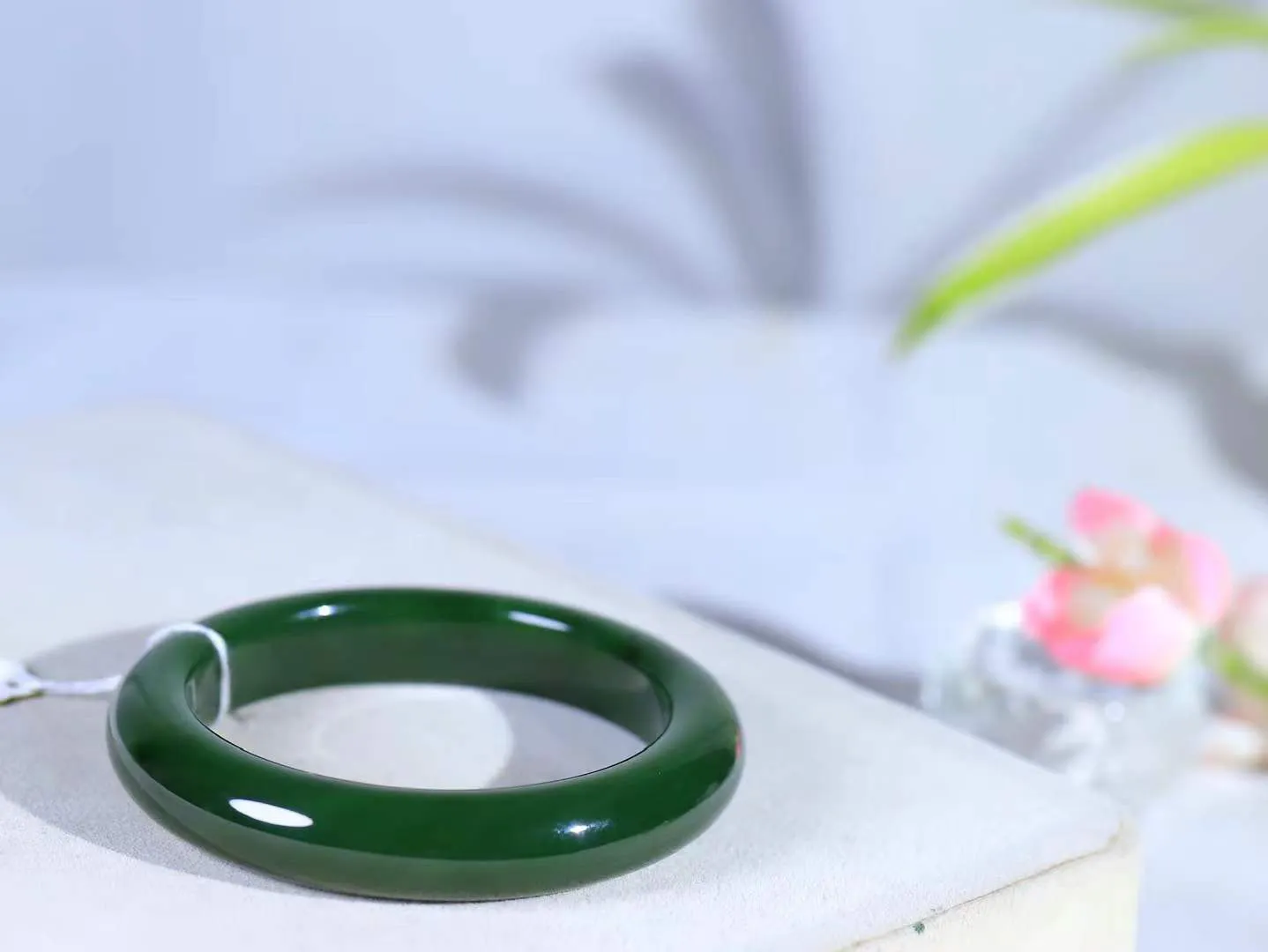 【碧波流转·手镯】

精品和田玉碧玉手镯，玉质细腻温润，手感舒适，️线条流畅，简约大气，美自天