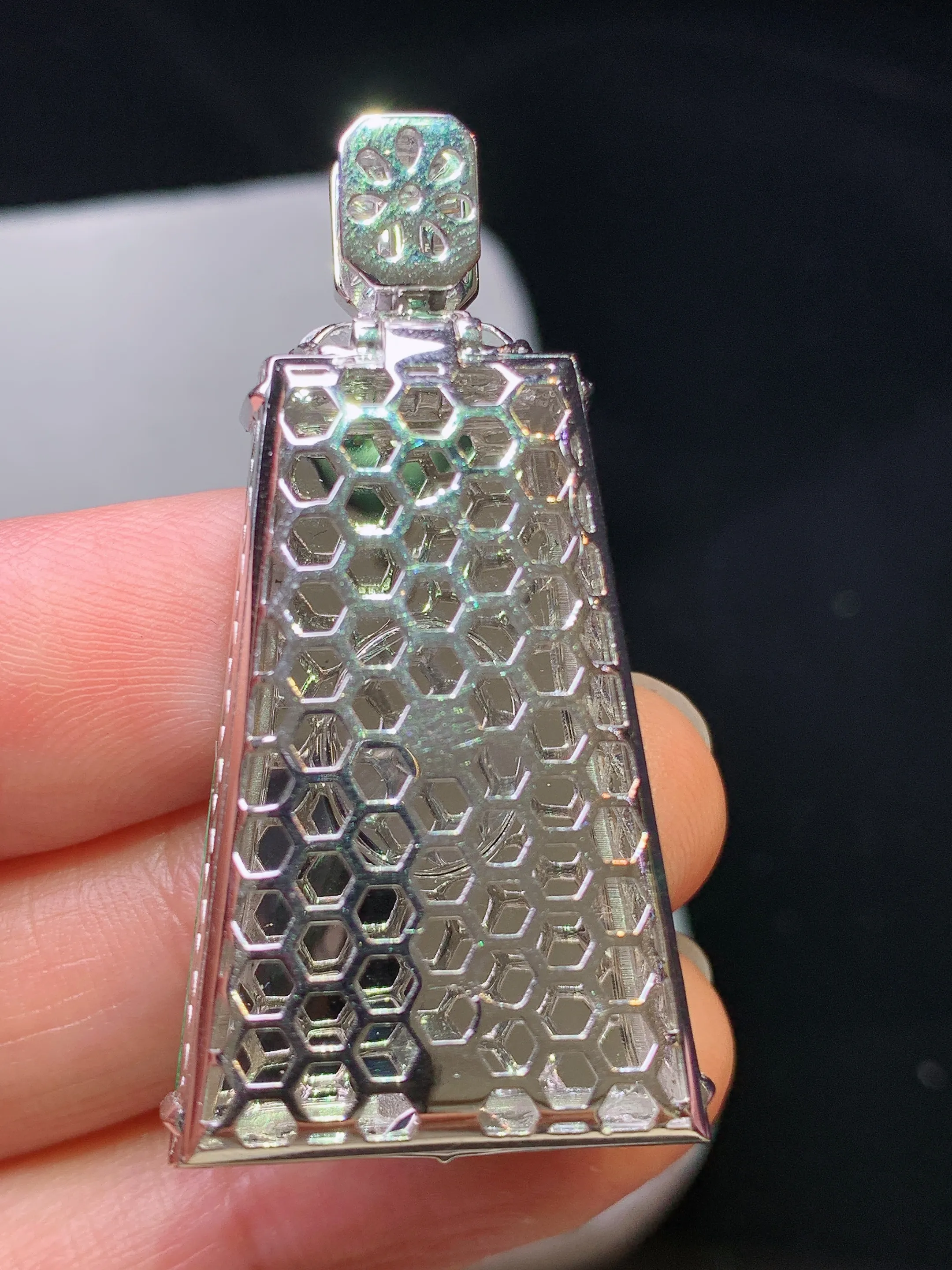 18k金钻镶嵌翠绿无事牌吊坠 玉质细腻 色泽清新艳丽 整体尺寸43.2*22.2*8.7