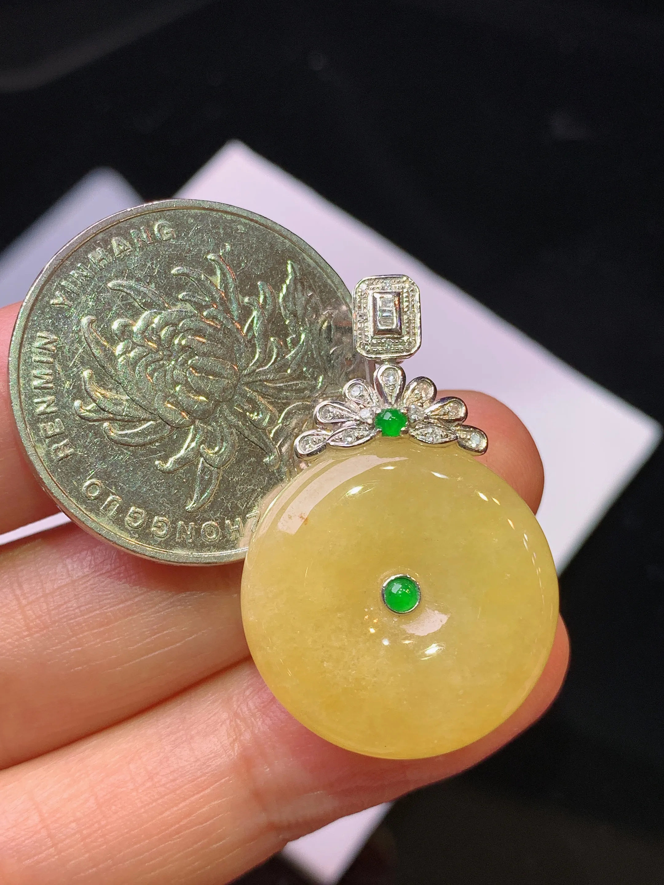 18k金钻镶嵌黄翡平安扣吊坠 玉质细腻 色泽清新艳丽 整体尺寸31.5*20.5*6