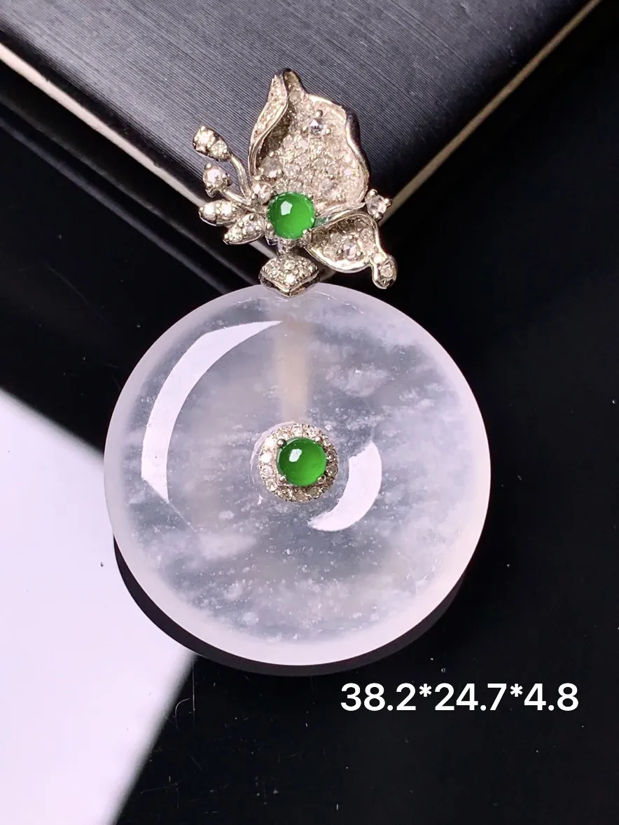 18k金钻镶嵌冰种平安扣吊坠 玉质细腻 色泽清新艳丽 整体尺寸38.2*24.7*4.8