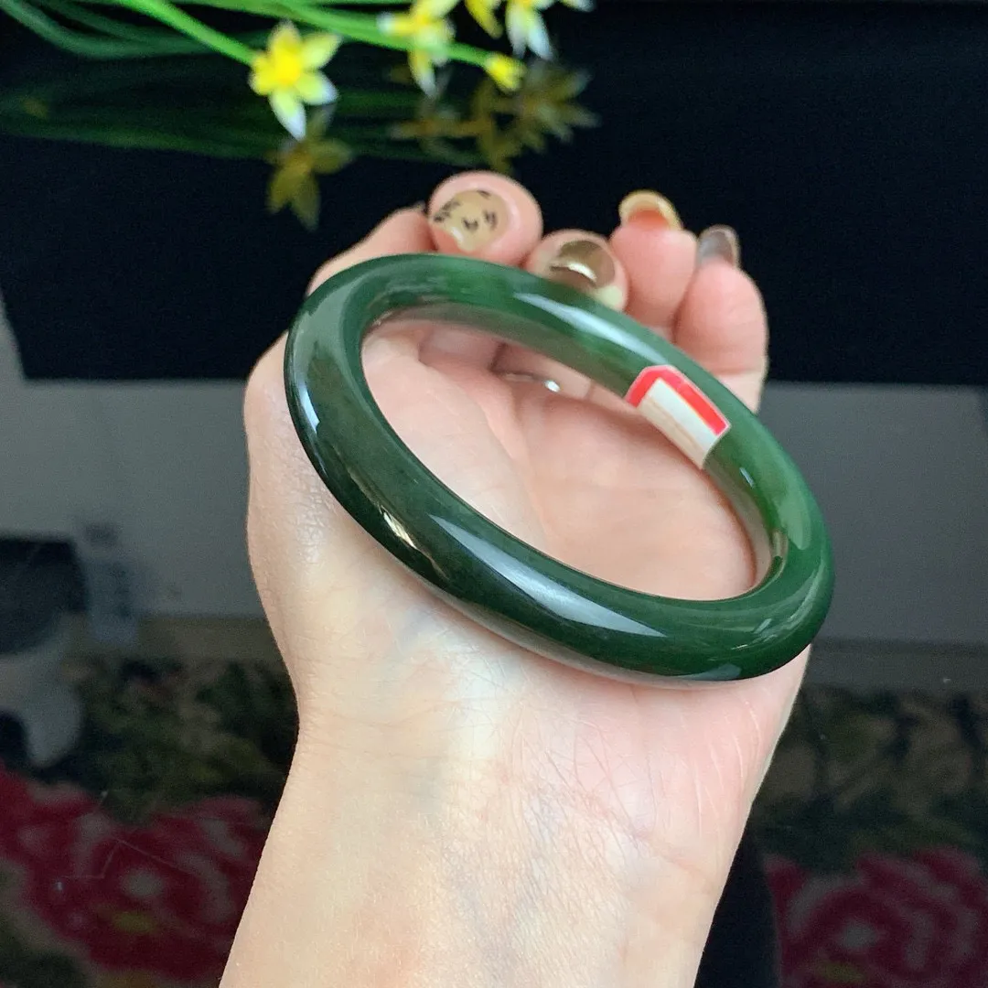 和田玉58圈口菠菜绿碧玉手镯，玉质细腻油润 底色纯净 无纹裂 脂粉好，品质高