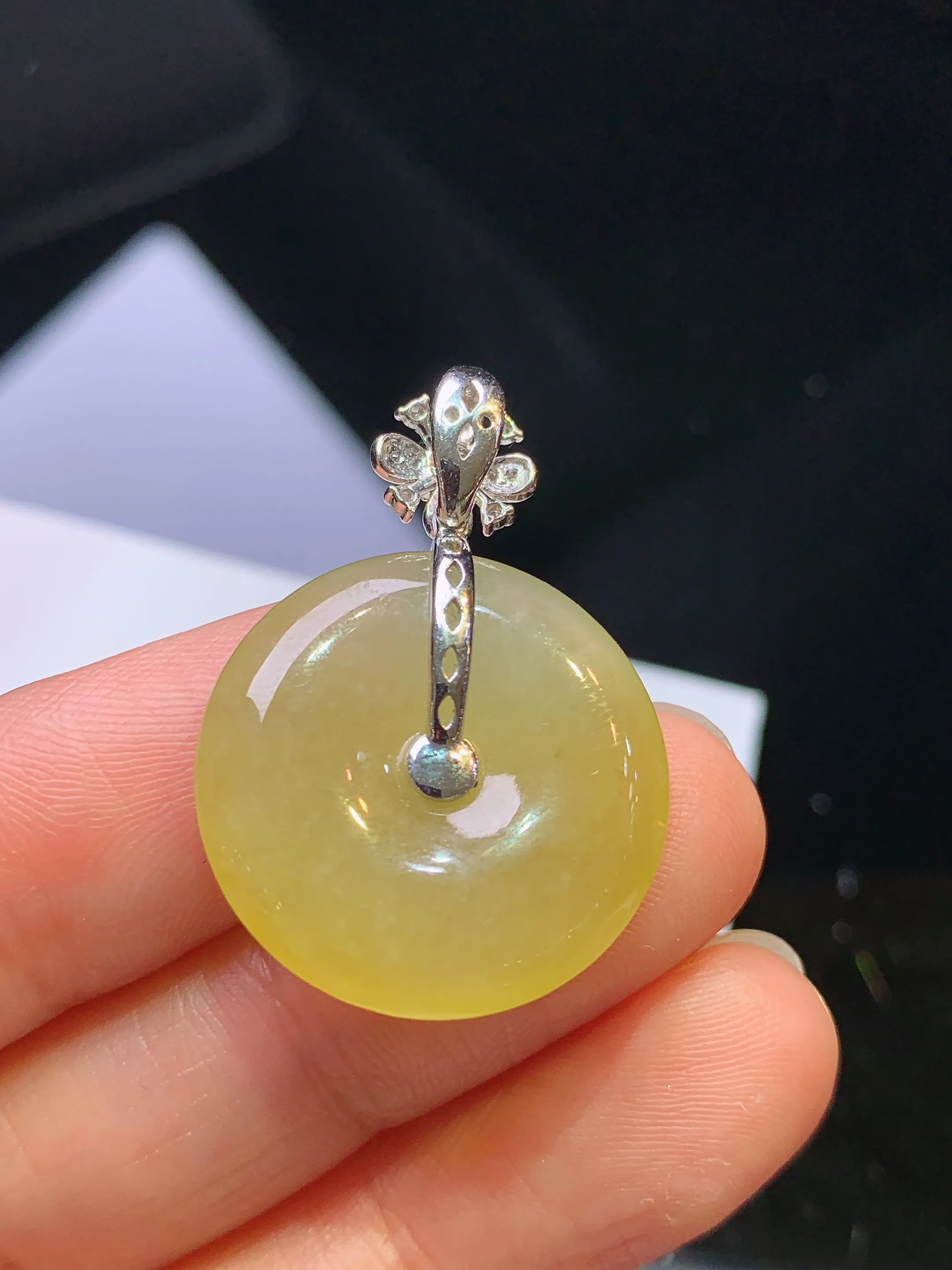 18k金钻镶嵌黄翡平安扣吊坠 玉质细腻 色泽清新艳丽 整体尺寸30.8*21.3*4.6