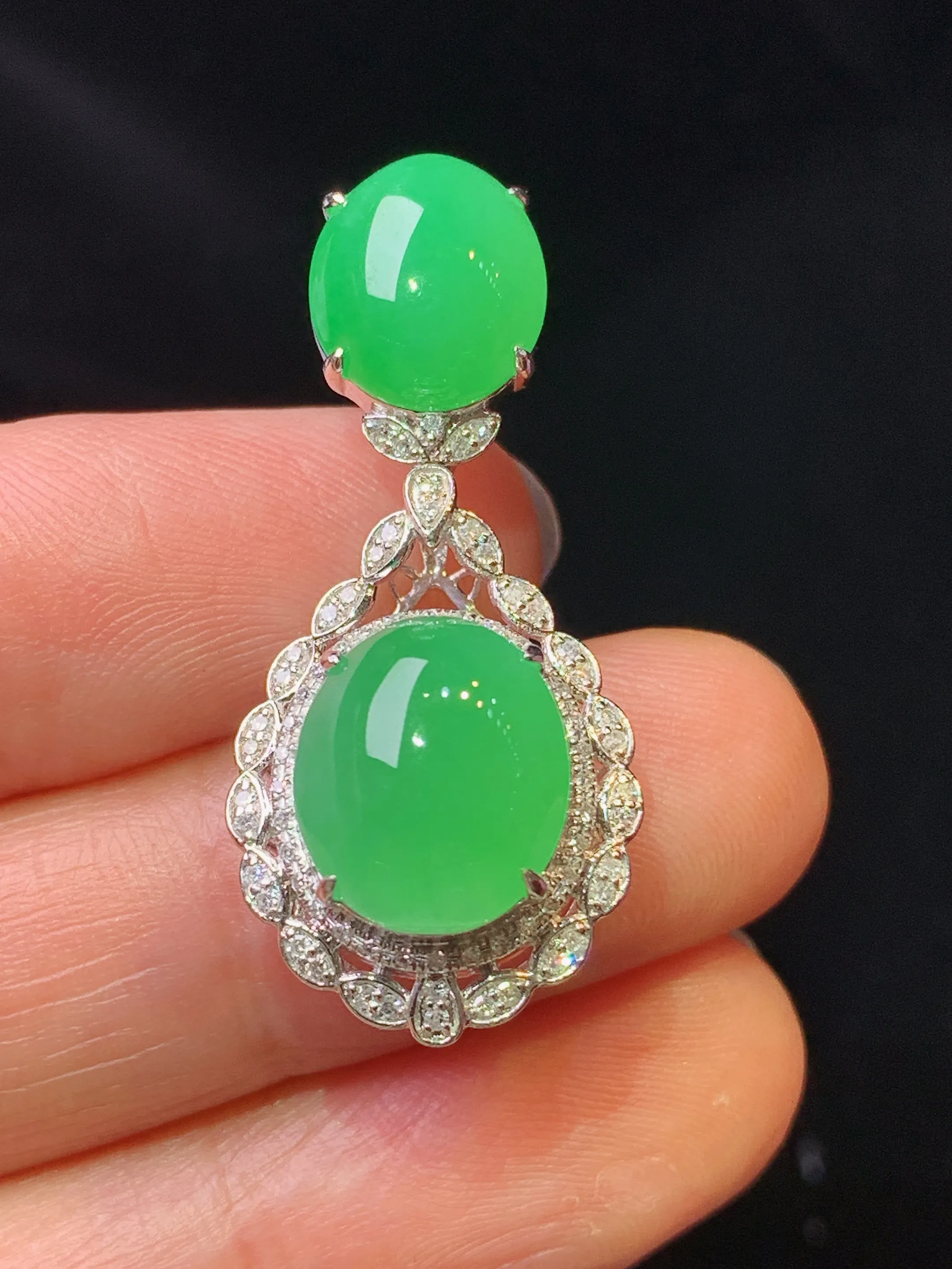 18k金钻镶嵌满绿蛋面吊坠 玉质细腻 色泽清新艳丽 整体尺寸33.8*15.2*11.3