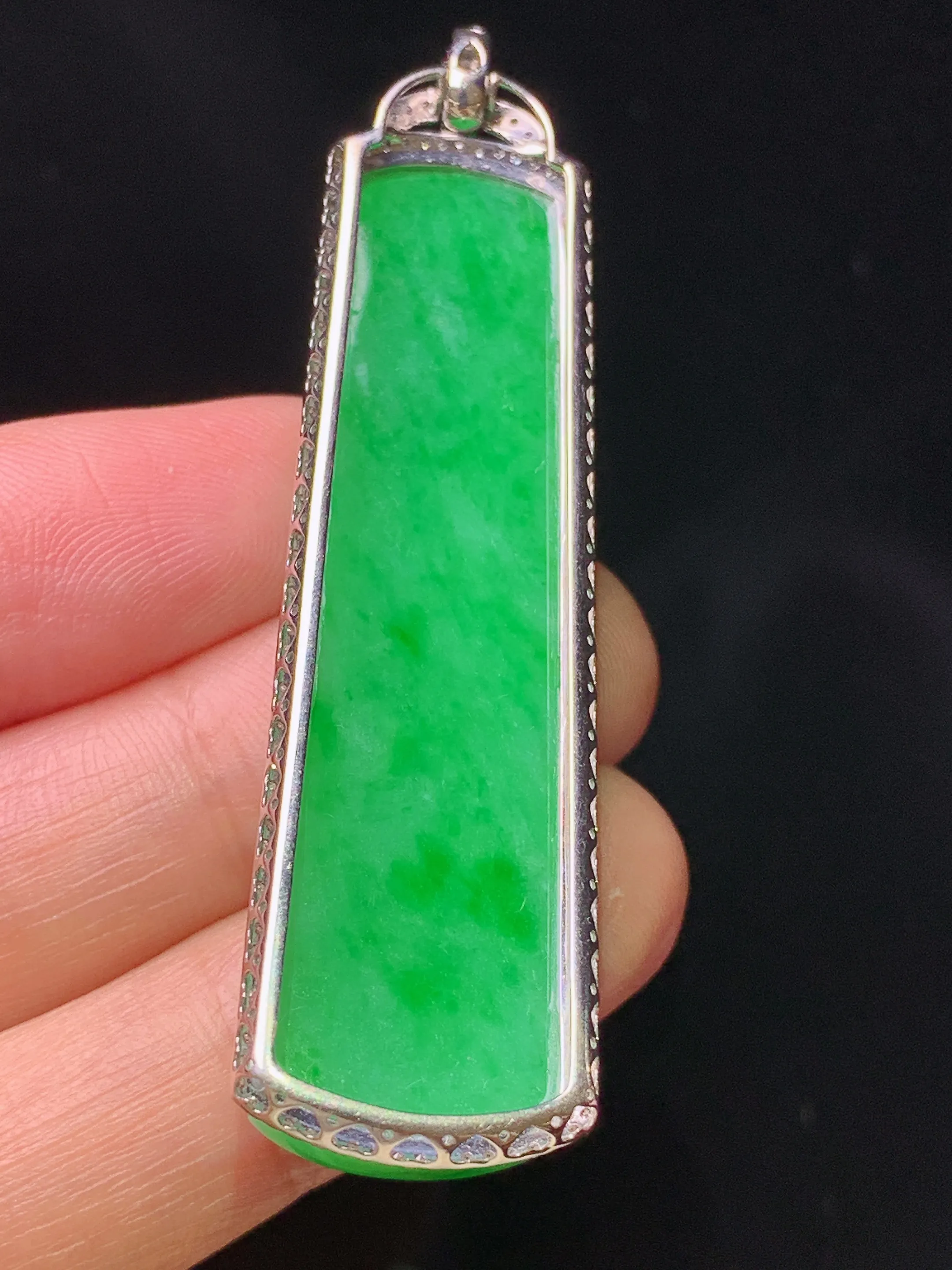 18k金钻镶嵌翠绿无事牌吊坠 玉质细腻 色泽清新艳丽 整体尺寸61*15.8*8.8