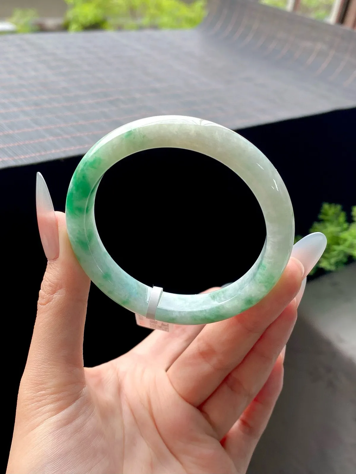 阳绿飘花白底青正圈（冰纹不扣）
尺寸 56.5-10.8-8