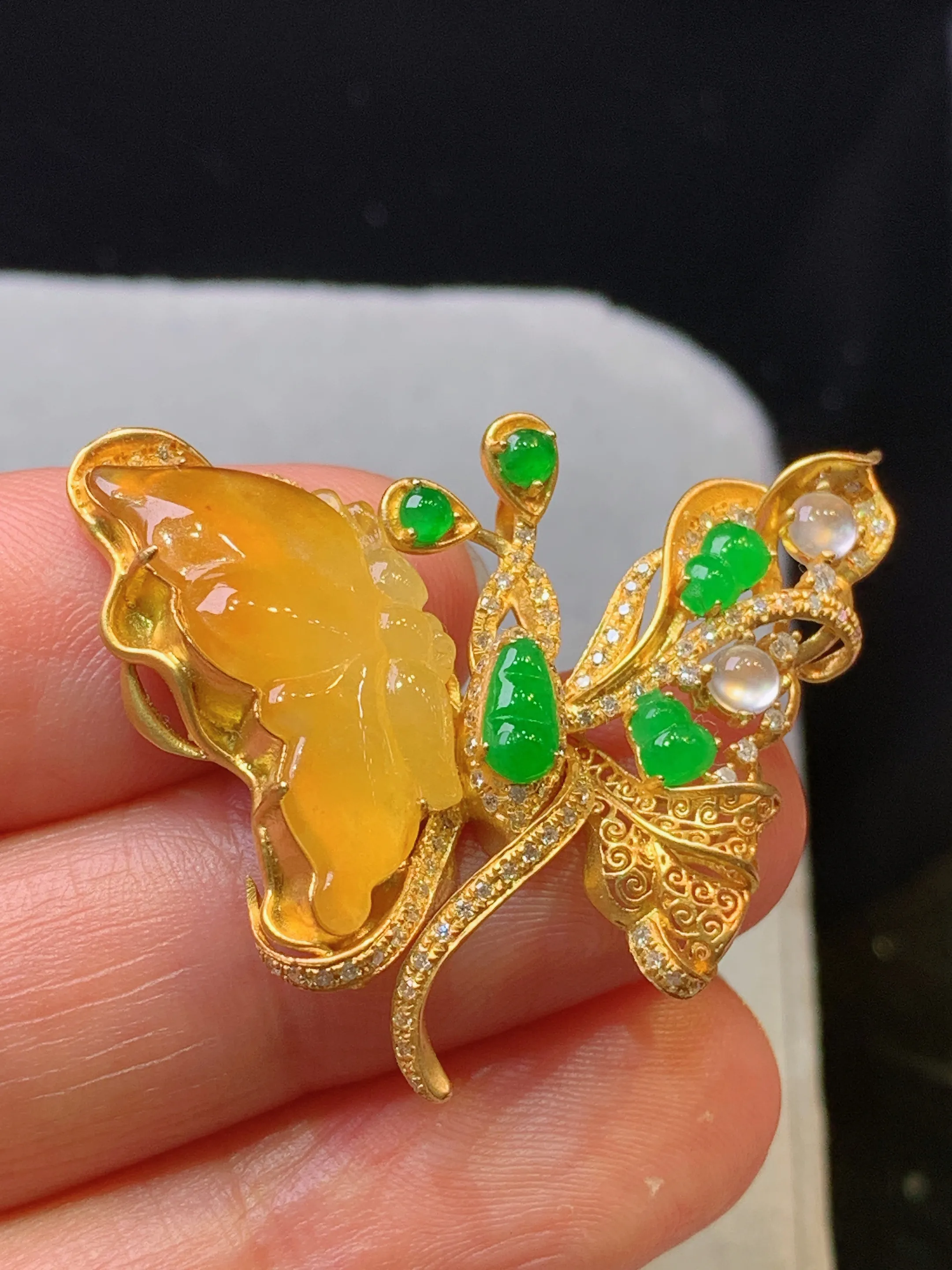 18k金钻镶嵌黄翡蝴蝶搭配绿蛋面葫芦吊坠 玉质细腻 色泽清新艳丽 整体尺寸27.8*33.8*5.7