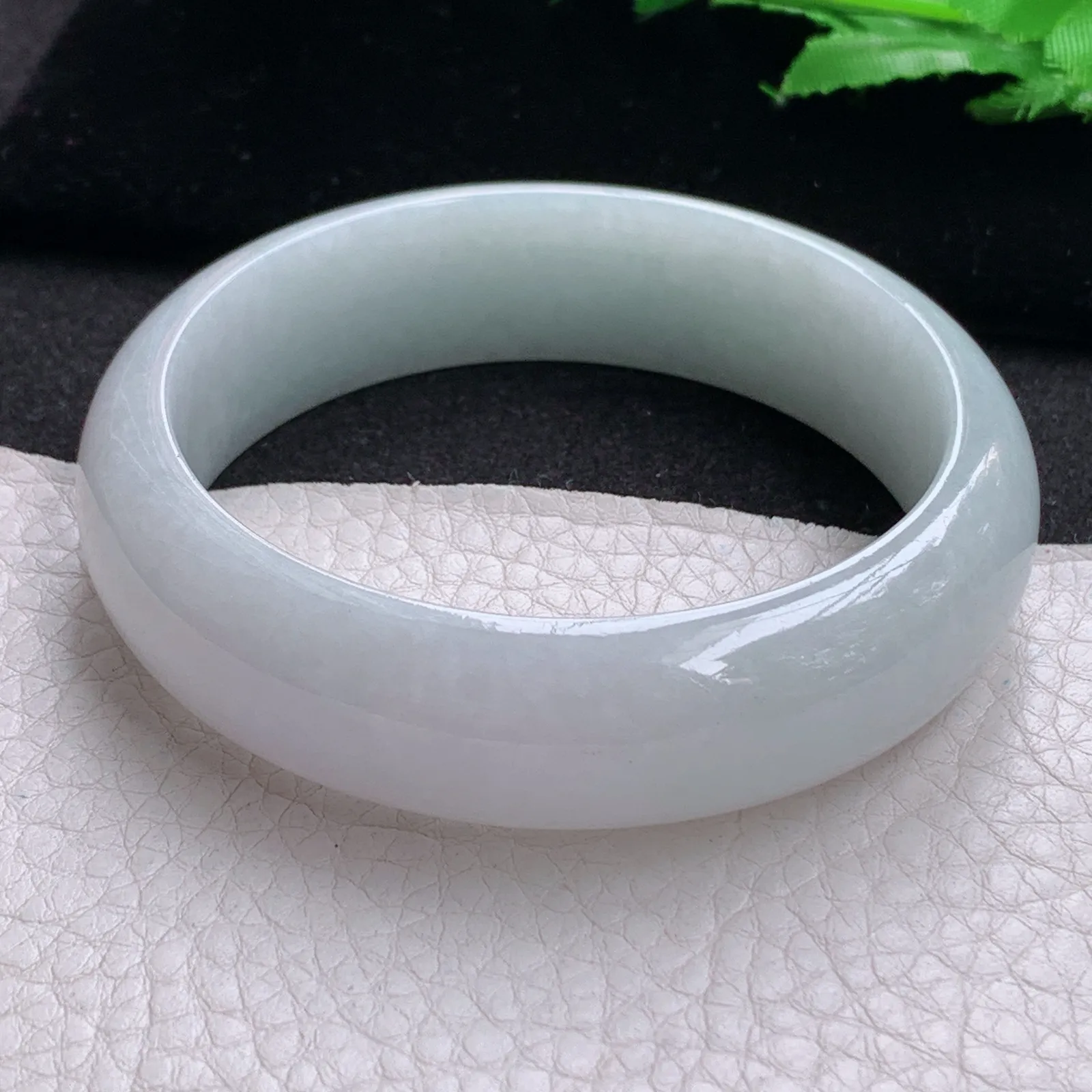 js实拍58*17*8.3轮胎镯 缅甸翡翠a货玉手镯胶感浅绿大气宽边玉手环