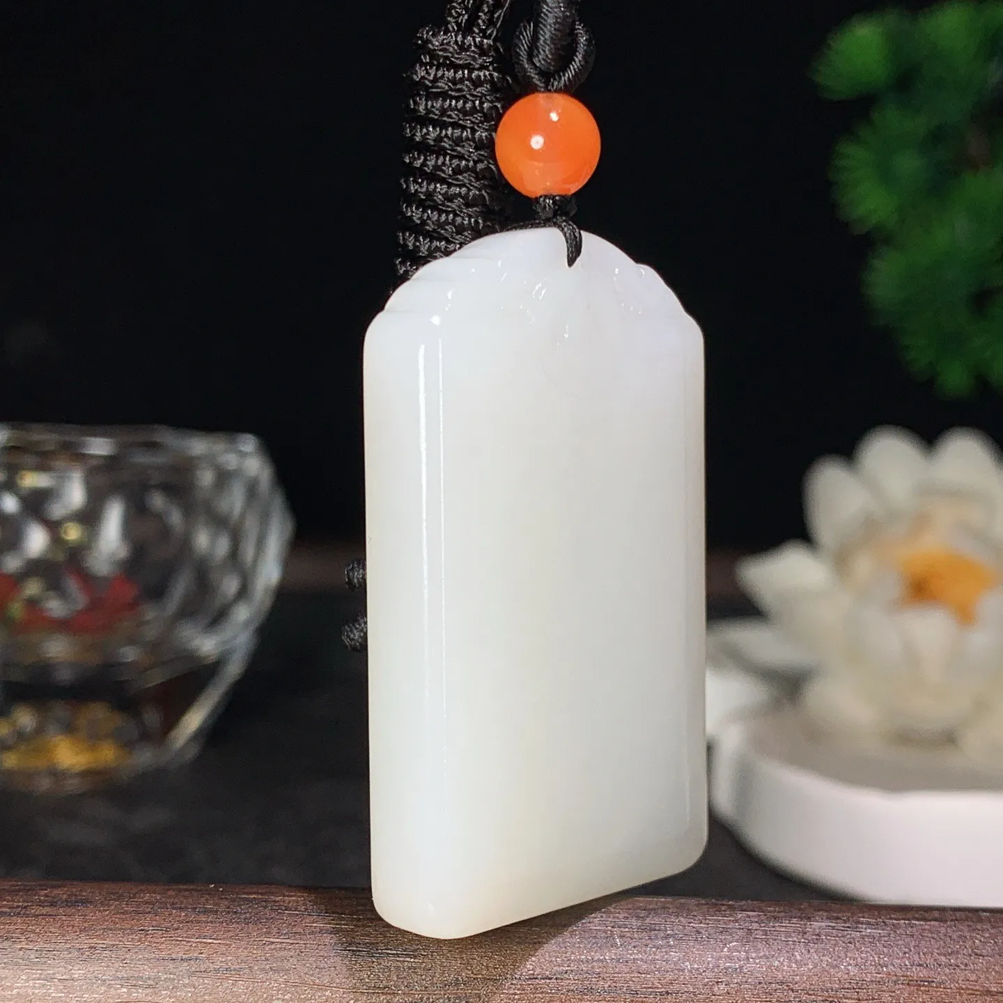 和田玉白玉平安无事牌挂件 尺寸46/28/9重32克 玉质细腻油润。手推出油。佩高端典雅。lt060