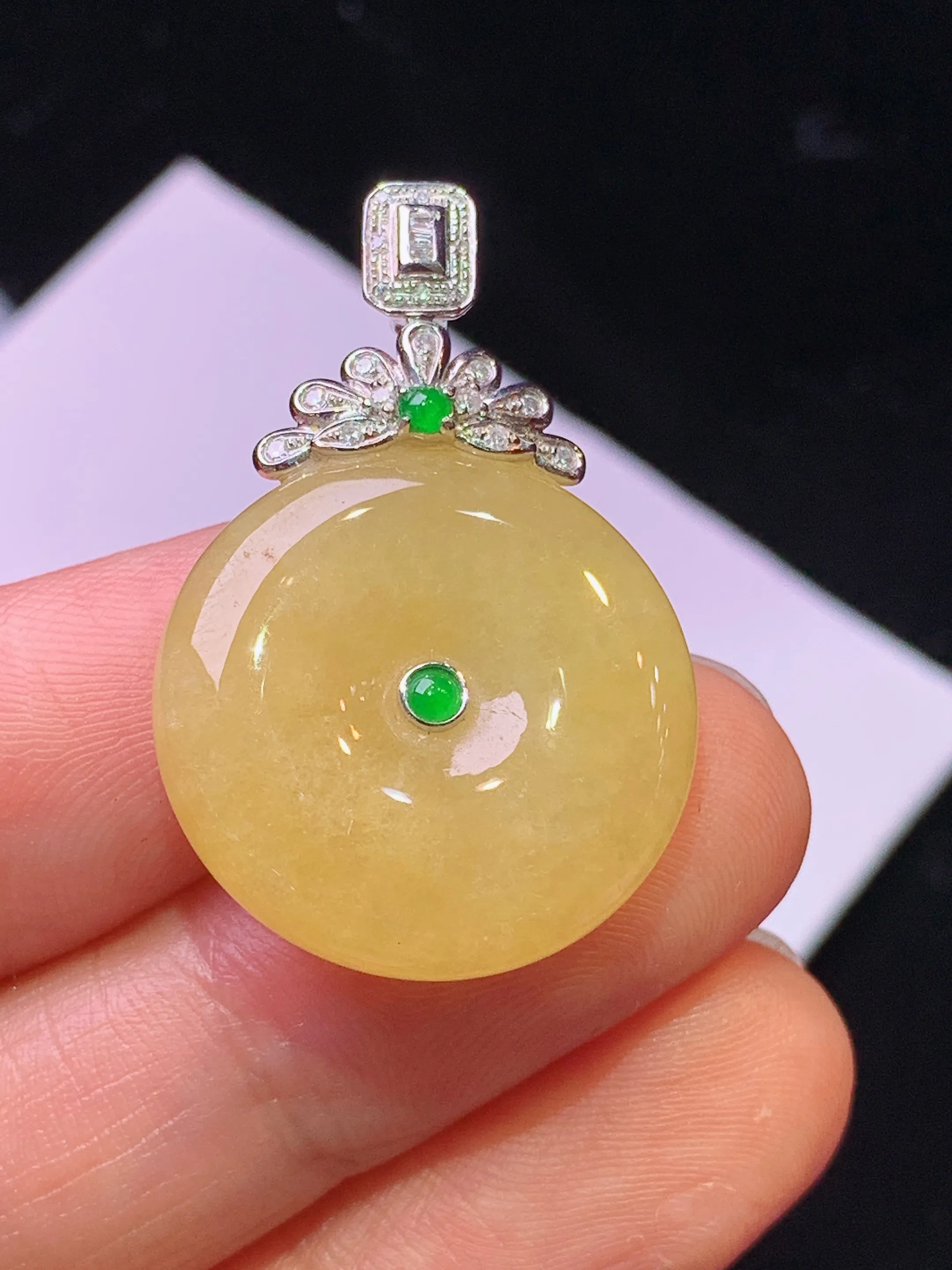 18k金钻镶嵌黄翡平安扣吊坠 玉质细腻 色泽清新艳丽 整体尺寸31.5*20.5*6