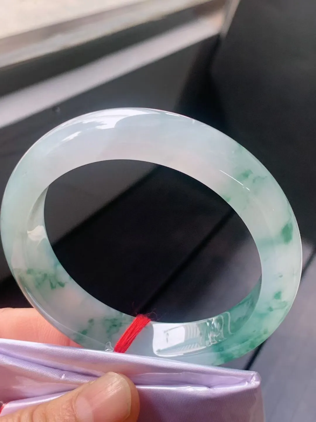 【翡翠名称】老种高冰飘花57正圈口手镯
【翡翠尺寸】57/13.3/8.9mm适合56-58正圈口佩戴
【翡翠描述】宝贝种老水足，玉质细腻，色泽靓丽，性价比高，佩戴效果好！
【其它赠送】权威证书/精美挂绳盒子/支持全国复检