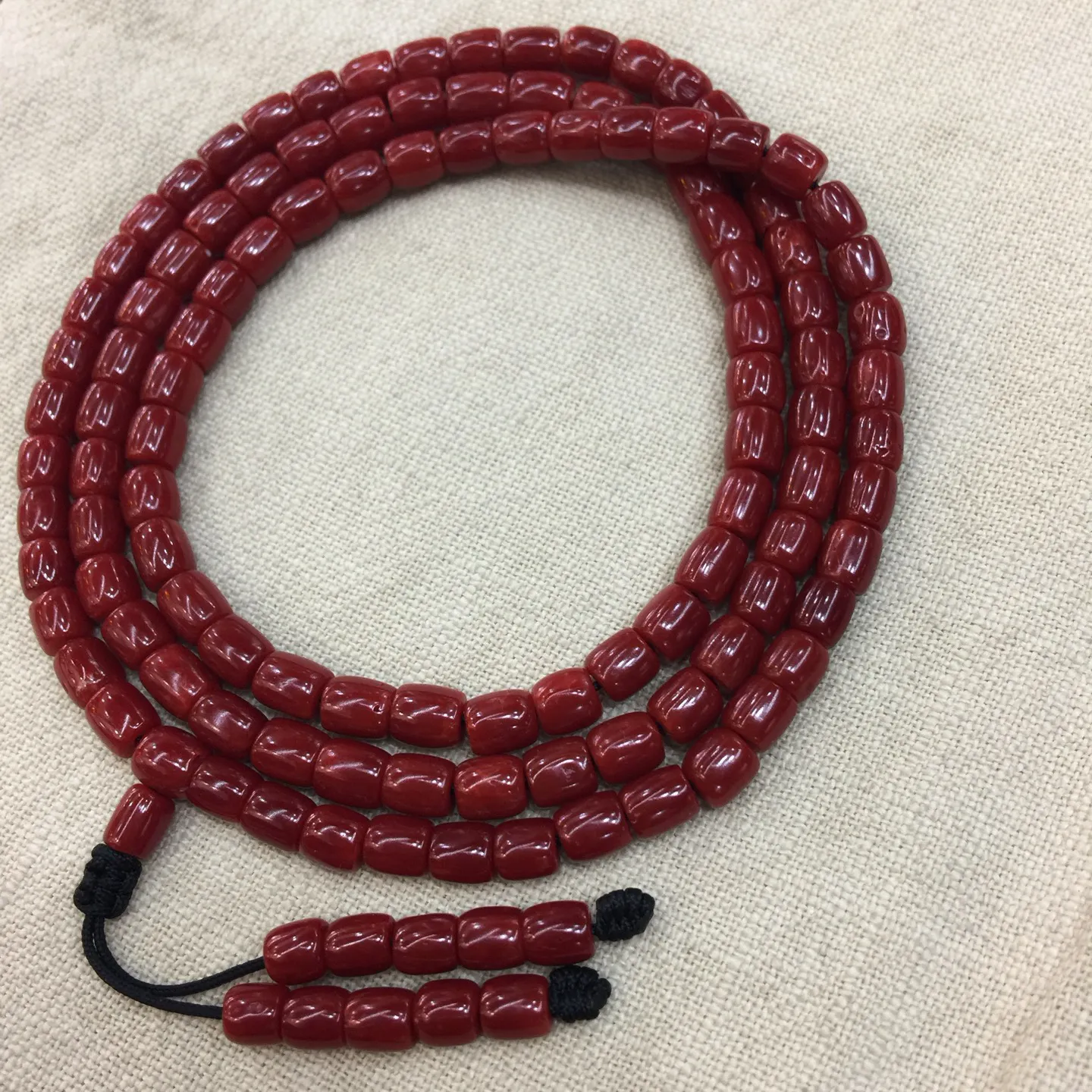 【赤血牛血6mm桶珠红珊瑚108佛珠串】传承精品！科西卡材料，西班牙产地。赤血牛血红颜色，黑红黑红的,整条无纹裂有虫眼。珠子直径6-5.3mm左右！108粒加佛头弟子珠共120粒，可作念佛珠串，每料珠子均为天然珊瑚，珊瑚自古就为佛教珍宝，大师，高僧的喜爱之物！可加持，可守护！深海千年有机宝石，重量为39.36克！