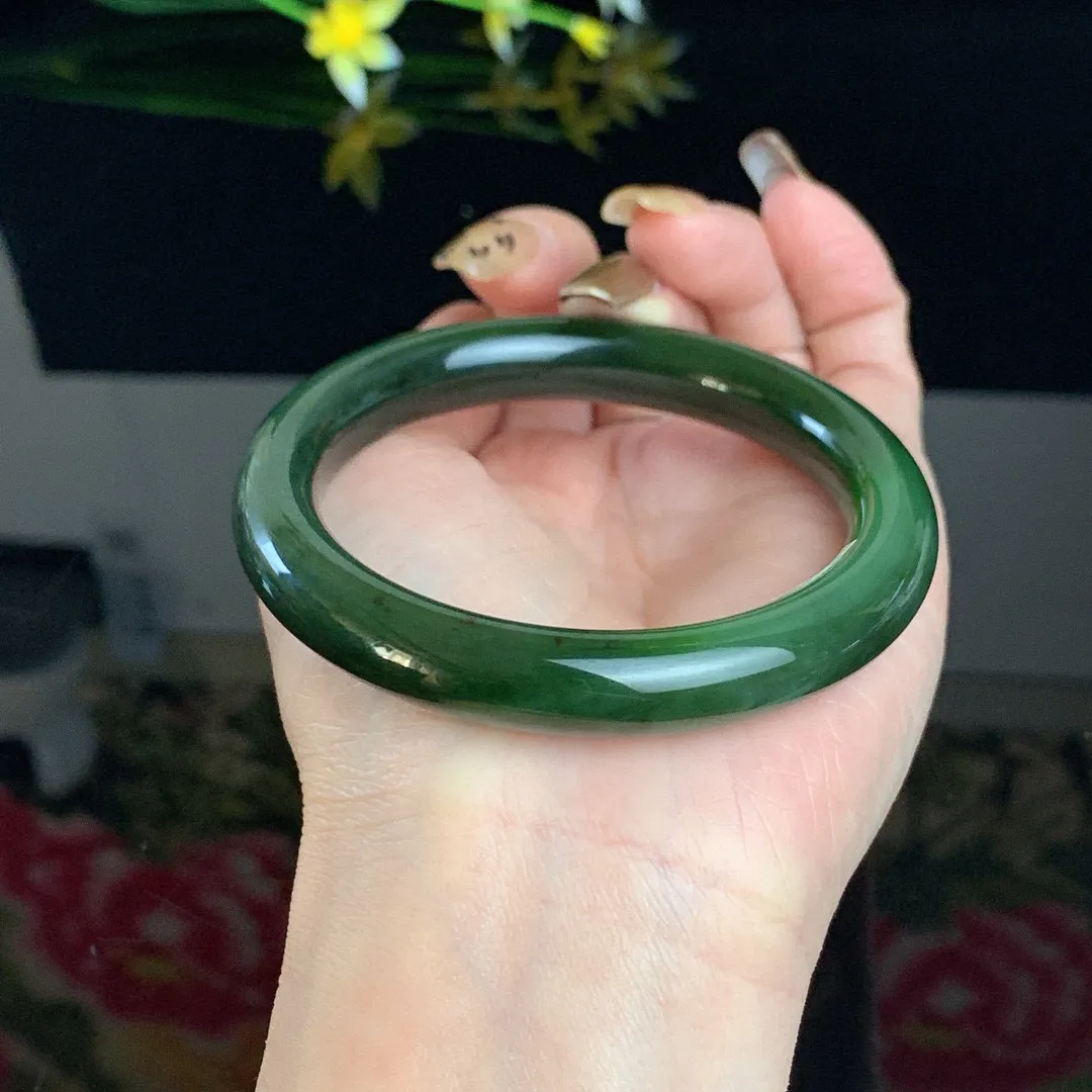 和田玉58圈口菠菜绿碧玉手镯，玉质细腻油润 底色纯净 无纹裂 脂粉好，品质高