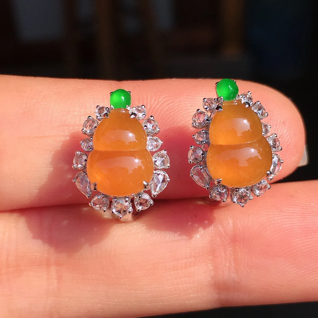 黄翡葫芦耳钉，色泽均匀艳丽，玉质细腻，荧光感超
强，饱满圆润，尽显优雅气质，18k
金豪华镶嵌