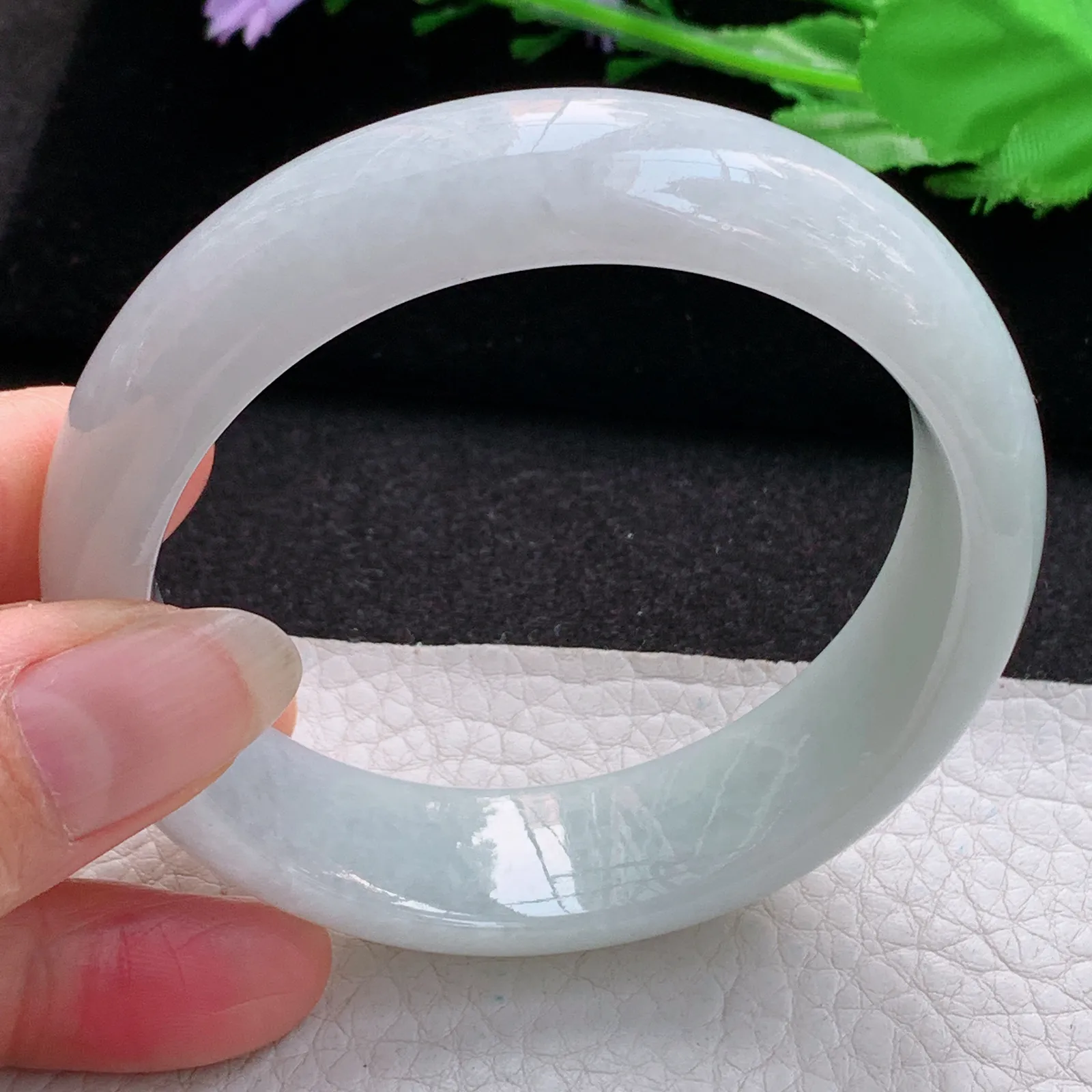 js实拍58*17*8.3轮胎镯 缅甸翡翠a货玉手镯胶感浅绿大气宽边玉手环