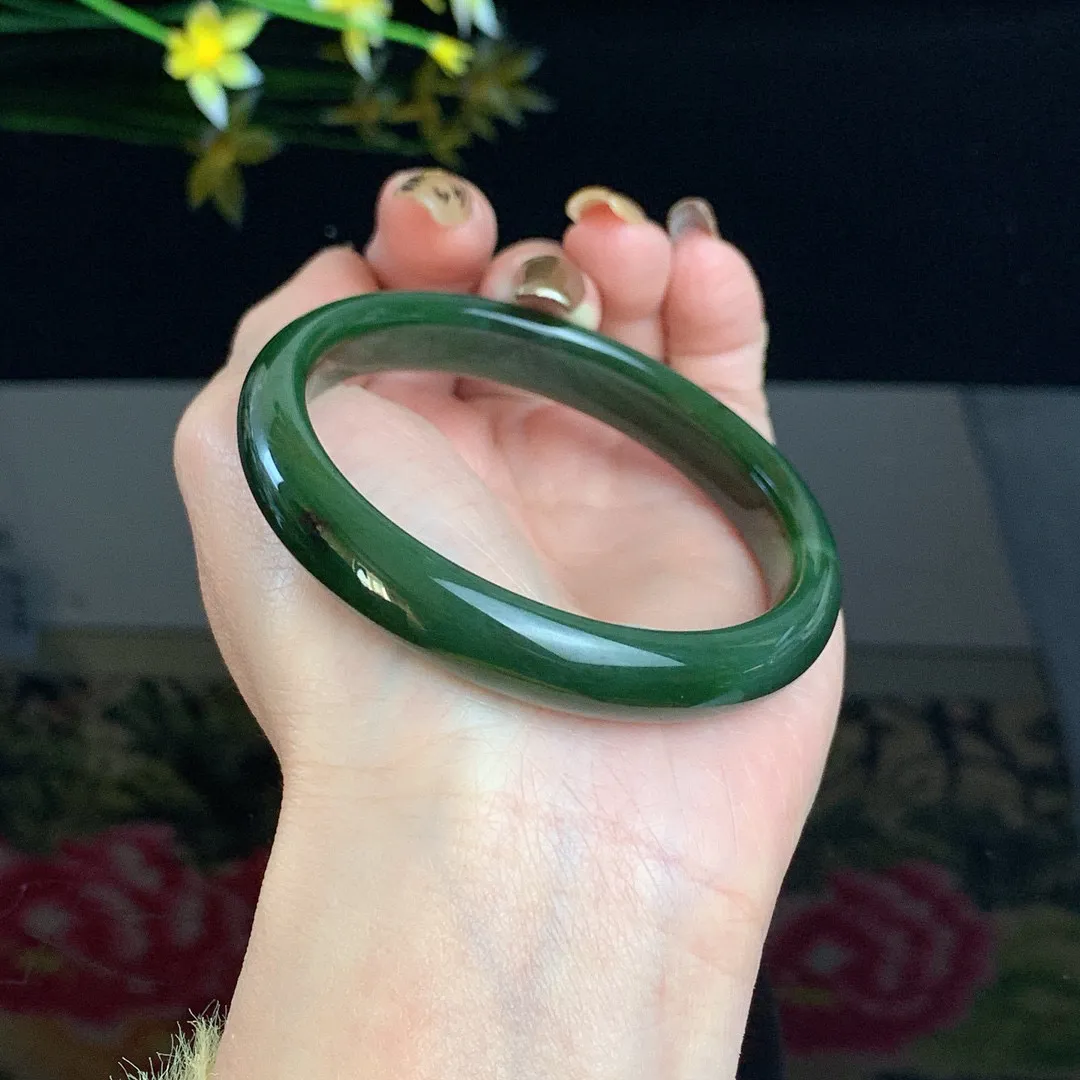 和田玉57.5圈口菠菜绿碧玉手镯！玉质细腻油润 底色纯净 无纹裂 脂粉好，品质高
