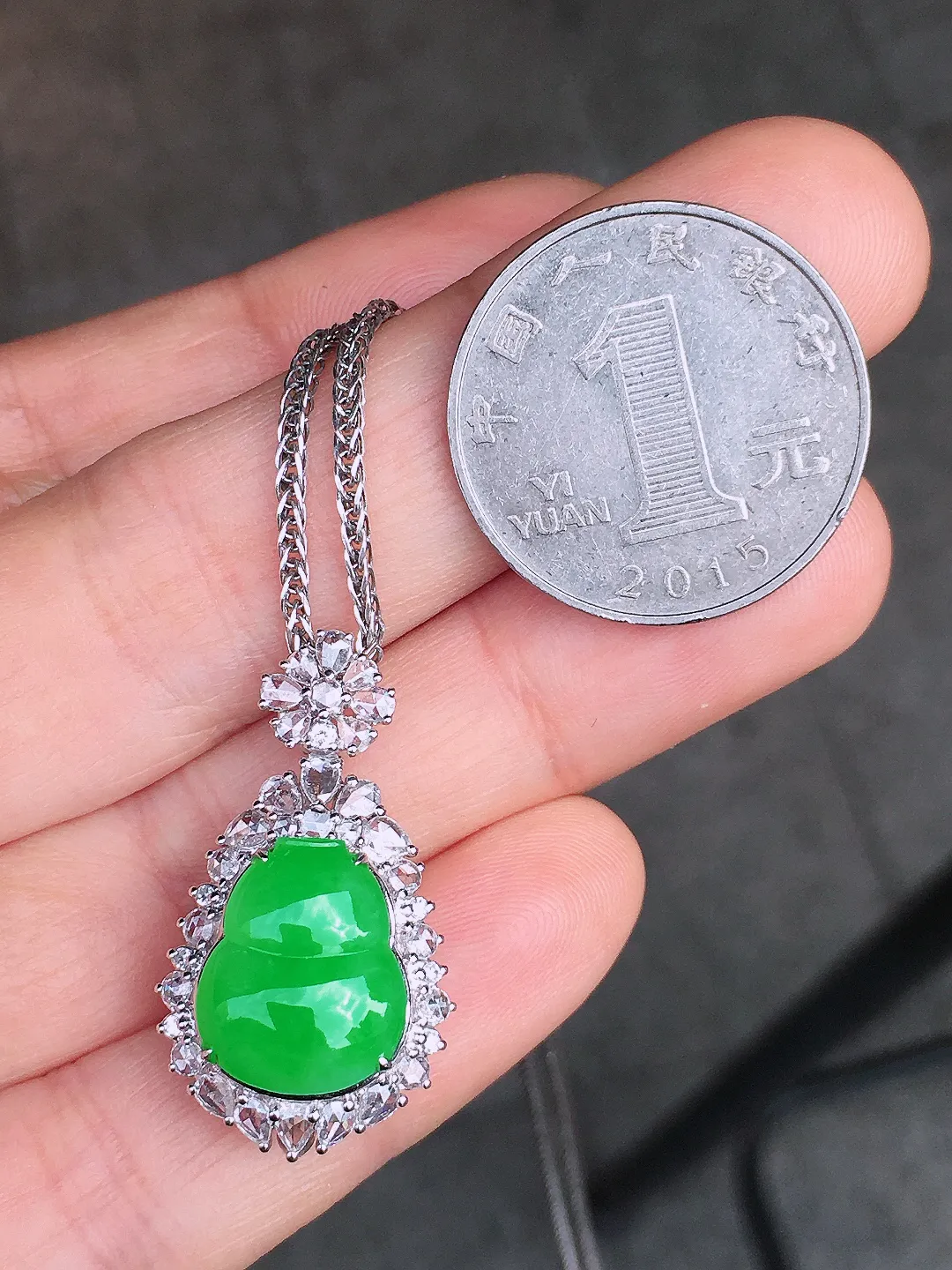 阳绿葫芦吊坠，色泽均匀艳丽，玉质细腻，荧光感超
强，饱满圆润，尽显优雅气质，18k
金豪华镶嵌