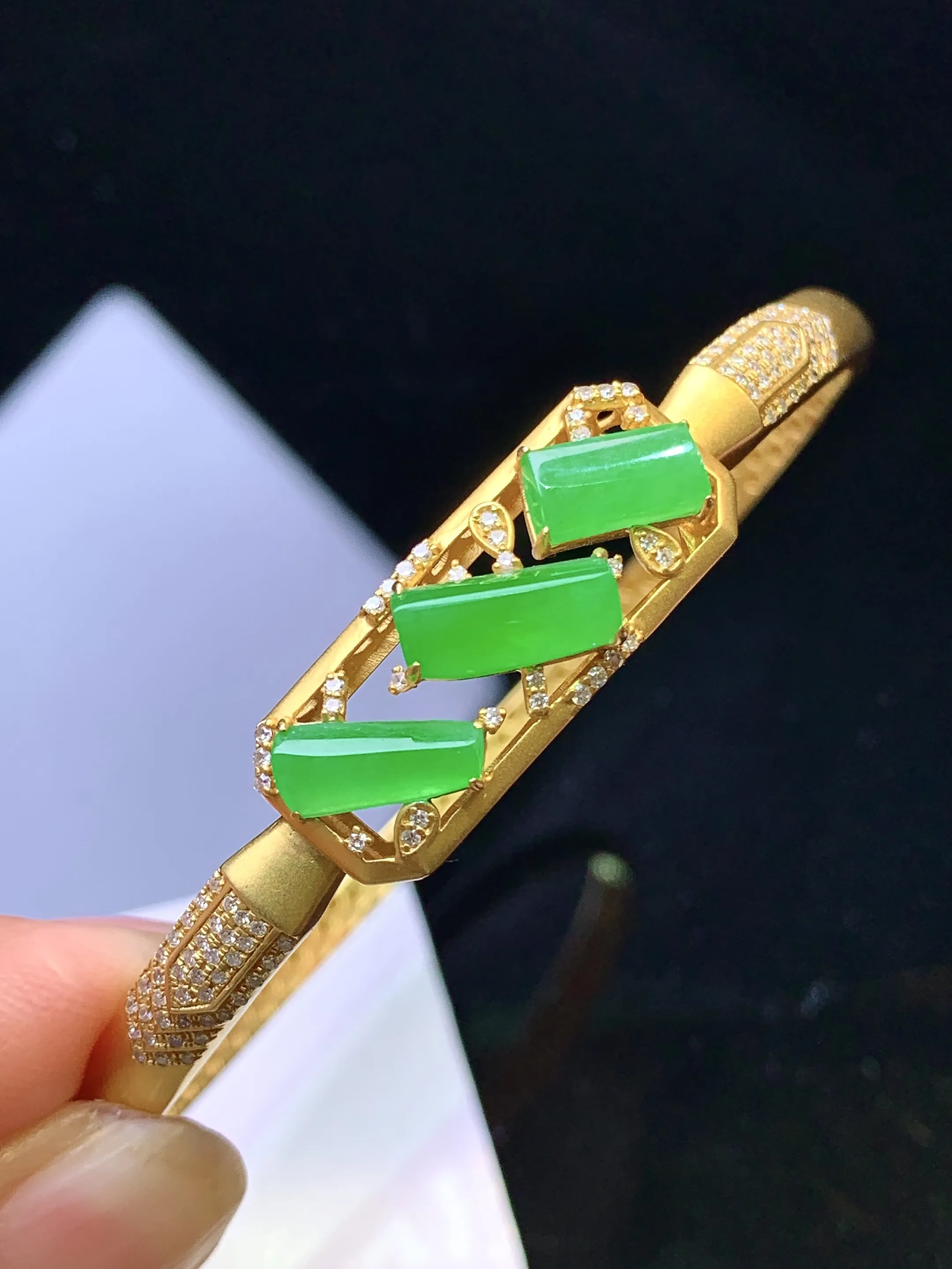 18k金钻镶嵌满绿玉柱手镯 玉质细腻 色泽清新艳丽 圈口58.5 裸石尺寸9.6*4*3