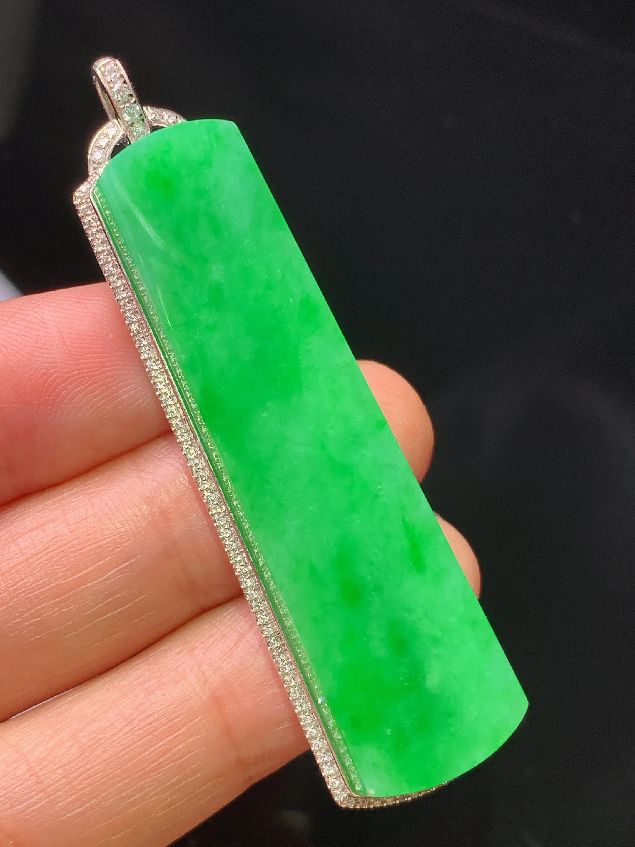 18k金钻镶嵌翠绿无事牌吊坠 玉质细腻 色泽清新艳丽 整体尺寸61*15.8*8.8