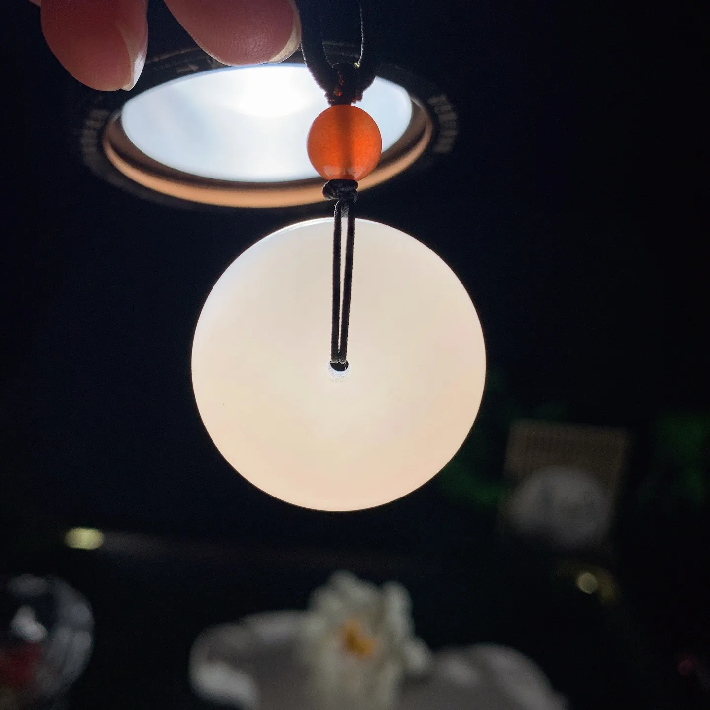 和田玉白玉羊脂白平安扣挂件 尺寸29/12重23克 玉质细腻油润。手推出油。佩高端典雅。lt060129