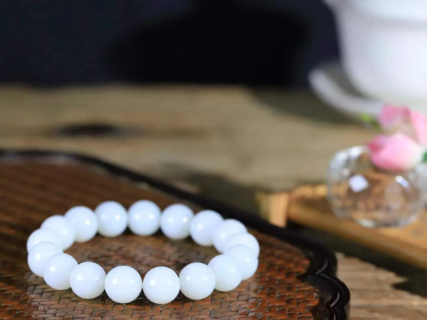 【珠圆玉润.手串】

精品️和田玉白玉珠圆玉润手串 玉质温润细腻  整串打磨圆润，佩戴舒适。珠珠落