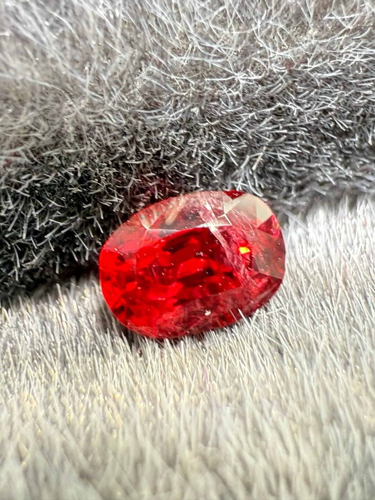 0.32ct天然绝地武士尖晶石裸石，尺寸4.7*3.3*2.4 毫米，晶体微裂，颜色美艳