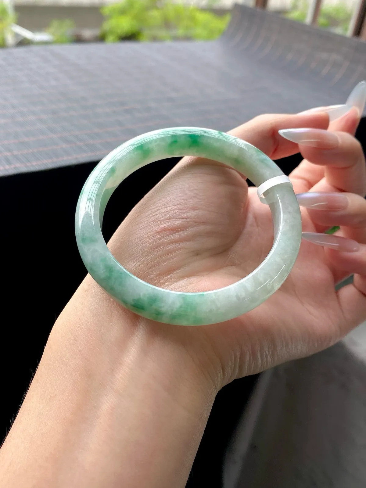 阳绿飘花白底青正圈（冰纹不扣）
尺寸 56.5-10.8-8