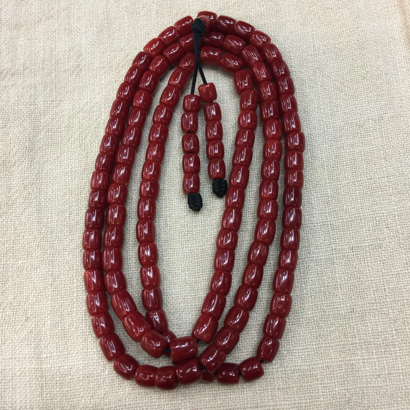 【赤血牛血6mm桶珠红珊瑚108佛珠串】传承精品！科西卡材料，西班牙产地。赤血牛血红颜色，黑红黑红的,整条无纹裂有虫眼。珠子直径6-5.3mm左右！108粒加佛头弟子珠共120粒，可作念佛珠串，每料珠子均为天然珊瑚，珊瑚自古就为佛教珍宝，大师，高僧的喜爱之物！可加持，可守护！深海千年有机宝石，重量为39.36克！