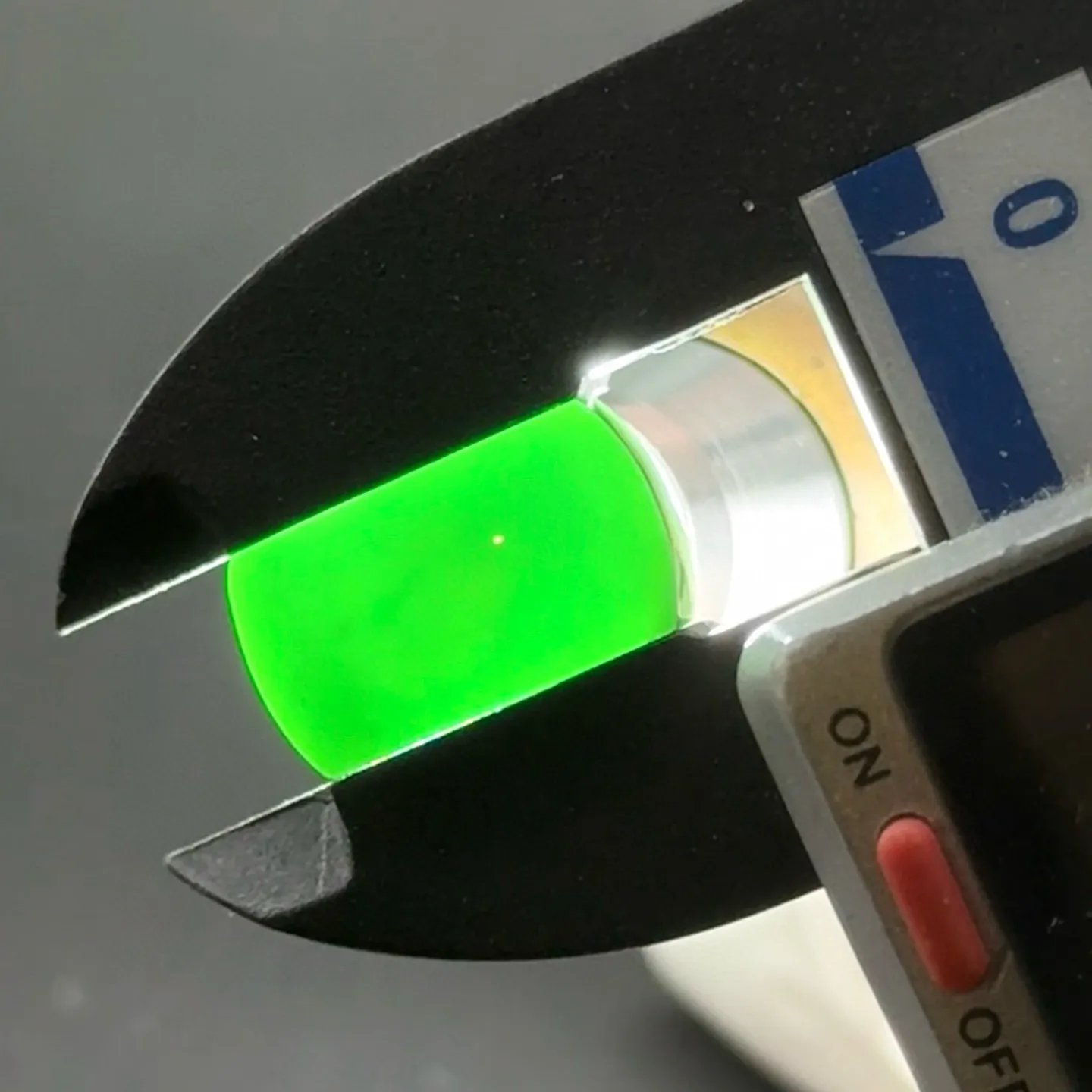 精品墨翠马鞍裸石 种好色正 黑度极好 打灯通透 尺寸15.8