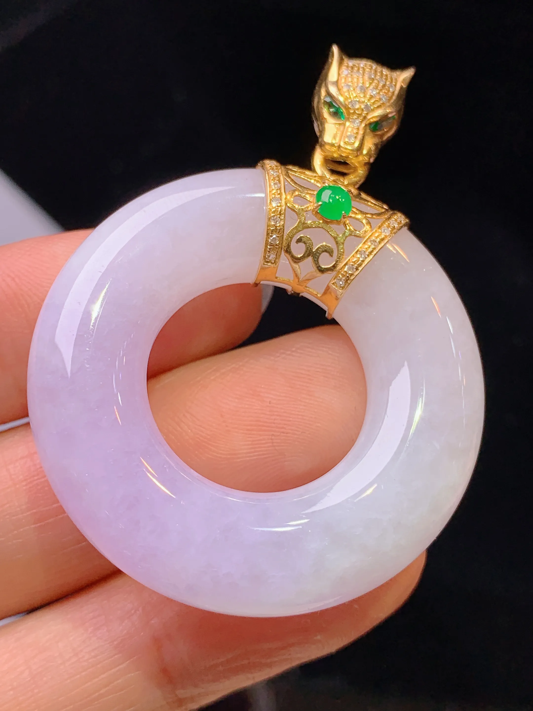 18k金钻镶嵌淡紫罗兰平安环吊坠 玉质细腻 色泽清新艳丽 整体尺寸49.2*36.7*8.6