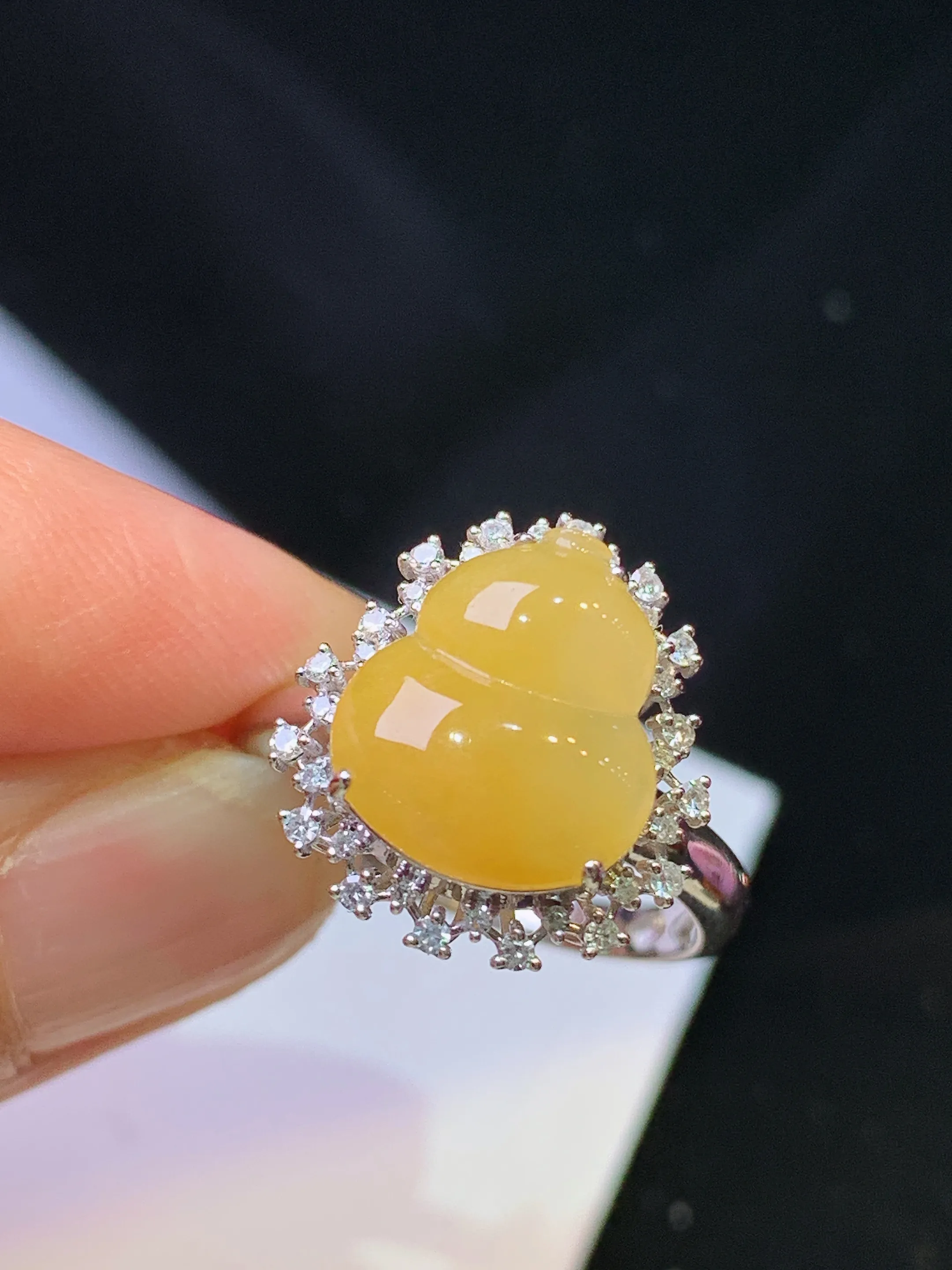 18k金钻镶嵌黄翡吊坠 玉质细腻 色泽清新艳丽 圈口14 整体尺寸15.5*14.2*8.6