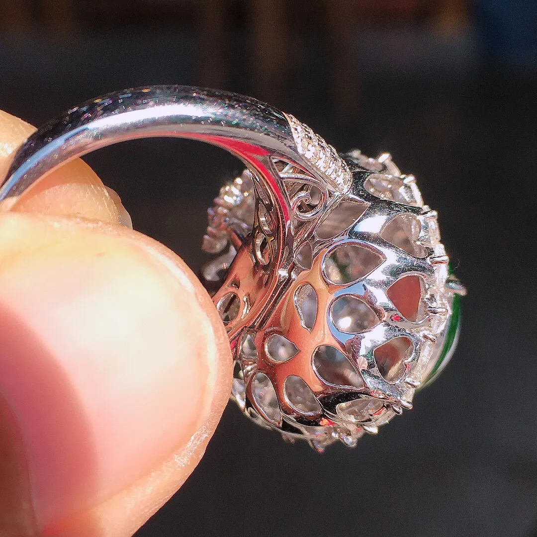 阳绿蛋面戒指/吊坠两用款，色泽均匀艳丽，玉质细腻，荧光感超
强，饱满圆润，尽显优雅气质，18k
金豪华镶嵌