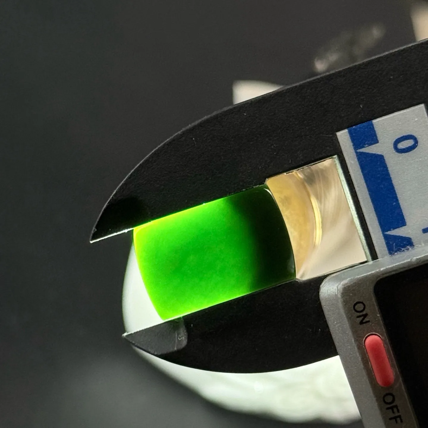 精品墨翠马鞍裸石 种好色正 黑度好 打灯通透 油性十足 尺寸17.9