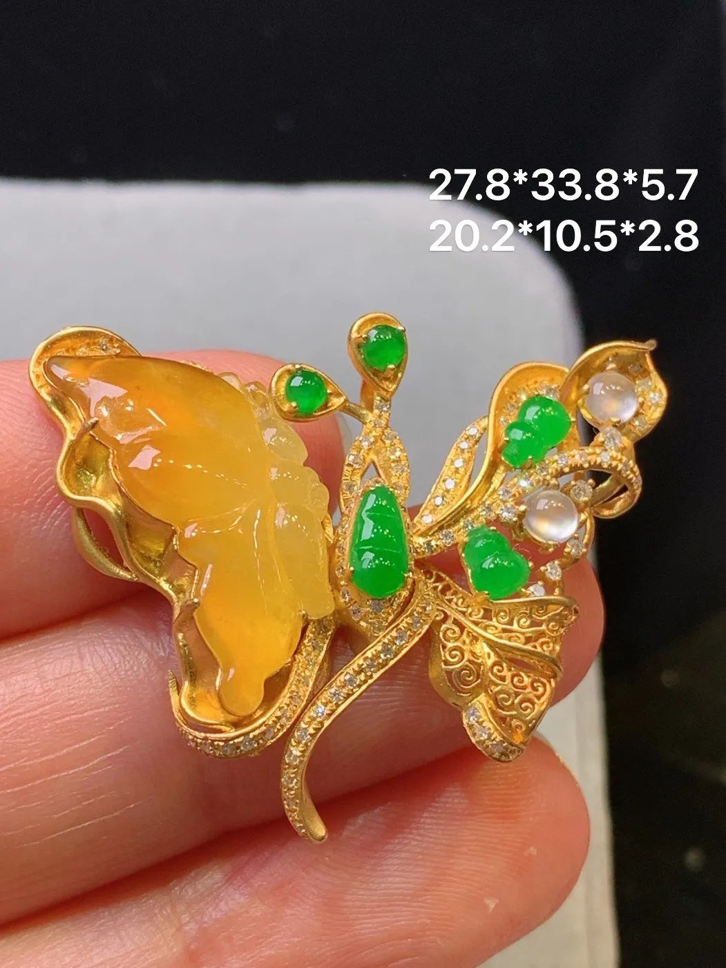 18k金钻镶嵌黄翡蝴蝶搭配绿蛋面葫芦吊坠 玉质细腻 色泽清新艳丽 整体尺寸27.8*33.8*5.7