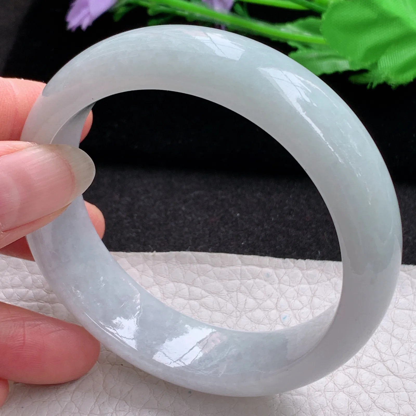 js实拍58*17*8.3轮胎镯 缅甸翡翠a货玉手镯胶感浅绿大气宽边玉手环