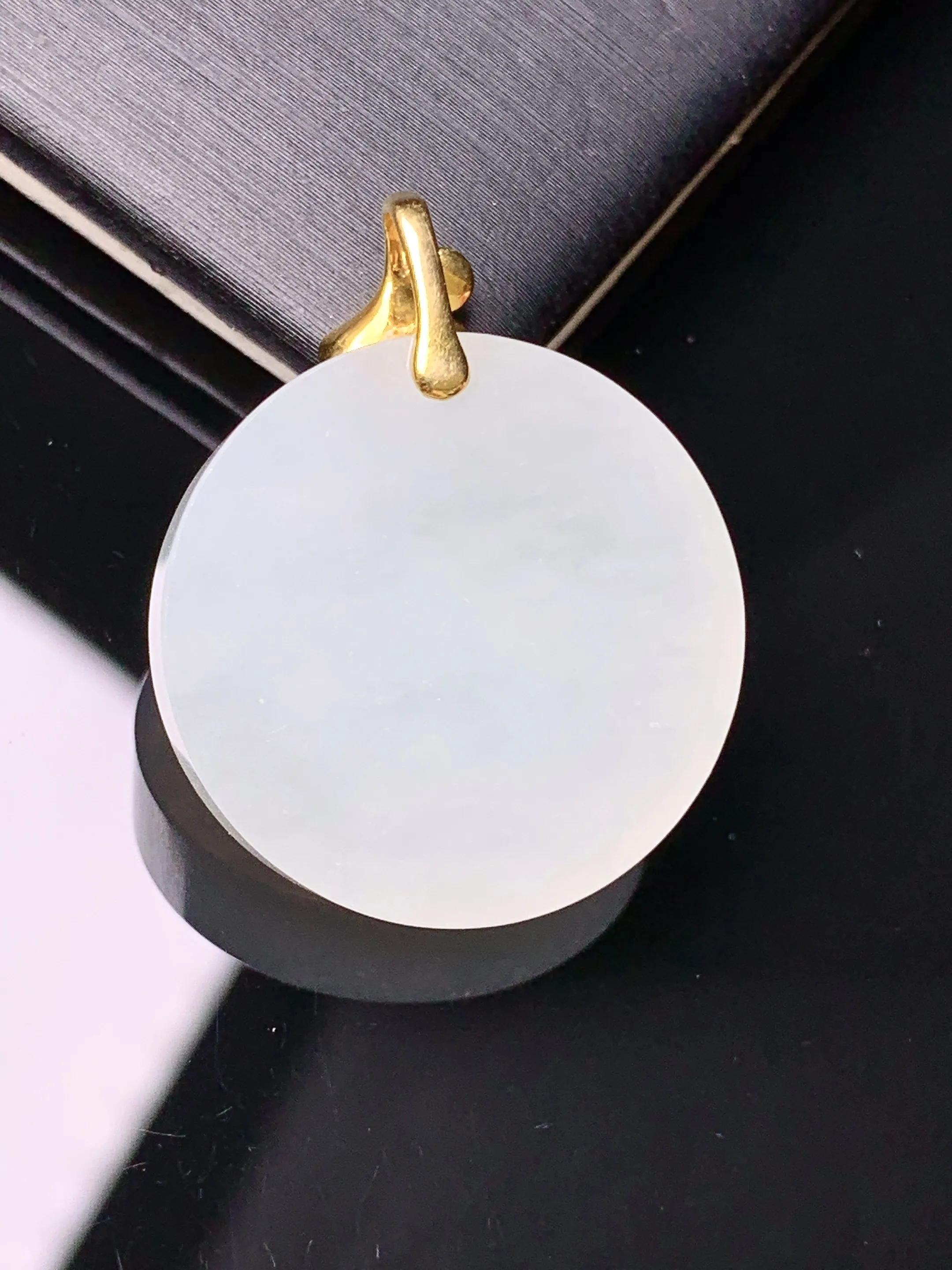 18k金镶嵌冰种圆牌吊坠 玉质细腻 色泽清新艳丽 整体尺寸28*22.3*5