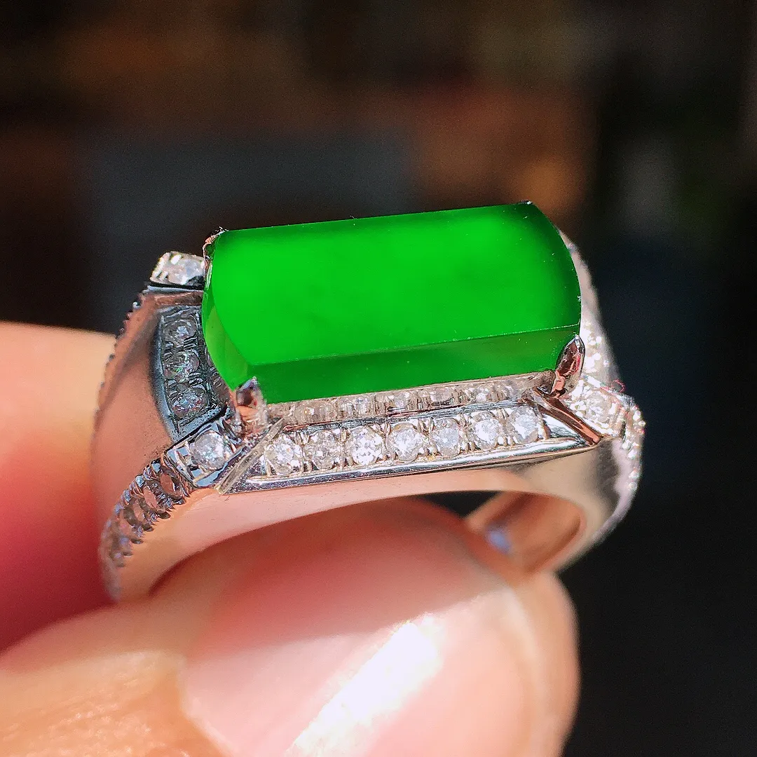 阳绿马鞍戒指，色泽均匀艳丽，玉质细腻，荧光感超
强，饱满圆润，尽显优雅气质，18k
金豪华镶嵌