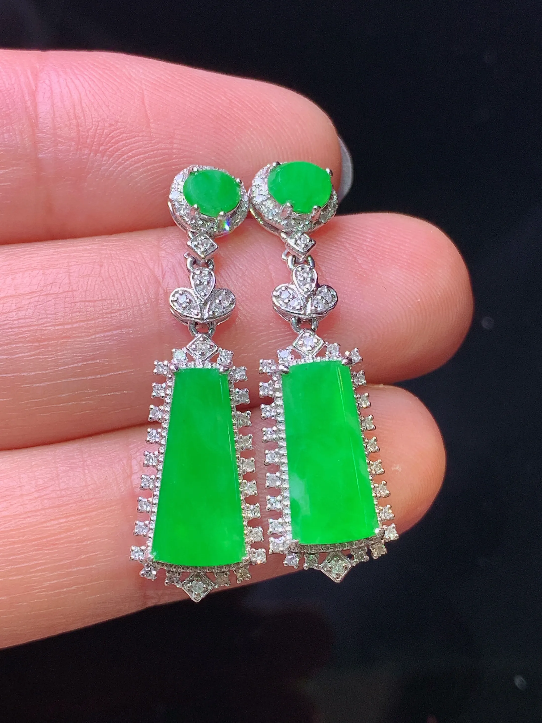 18k金钻镶嵌满绿无事牌耳坠 玉质细腻 色泽清新艳丽 整体尺寸31.5*9.8*5.3
