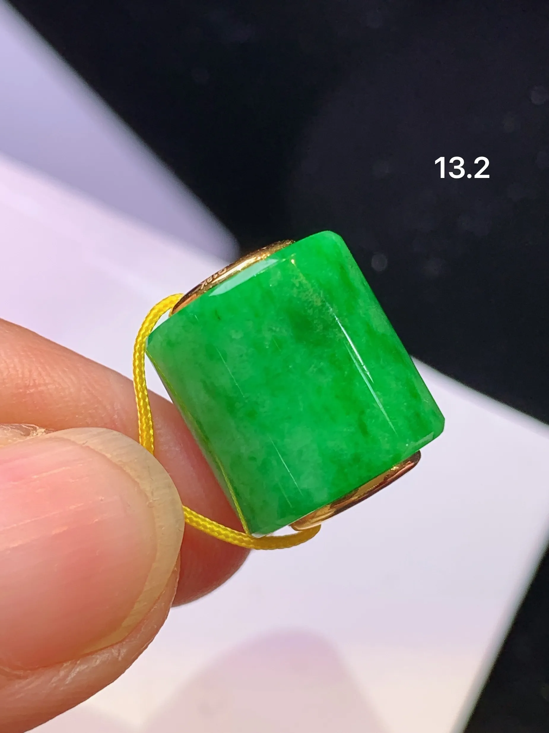 18k金镶嵌翠绿路路通吊坠 玉质细腻 色泽清新艳丽 整体尺寸13.2