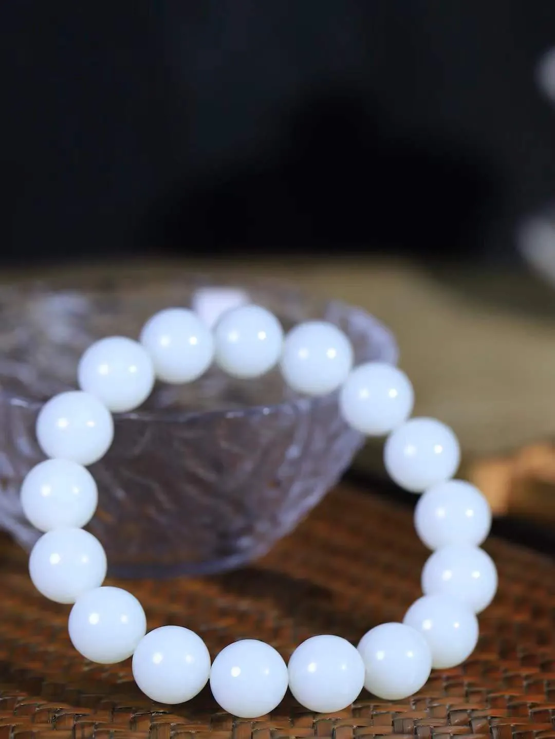 【珠圆玉润.手串】

精品️和田玉白玉珠圆玉润手串 玉质温润细腻  整串打磨圆润，佩戴舒适。珠珠落玉盘，间关莺语花底滑，一生美好时光，无论身在何处，都有它相伴相守。事事顺遂，幸福美满，吉祥如意。重43.5克 尺寸取一11.9mm FDT-16172913