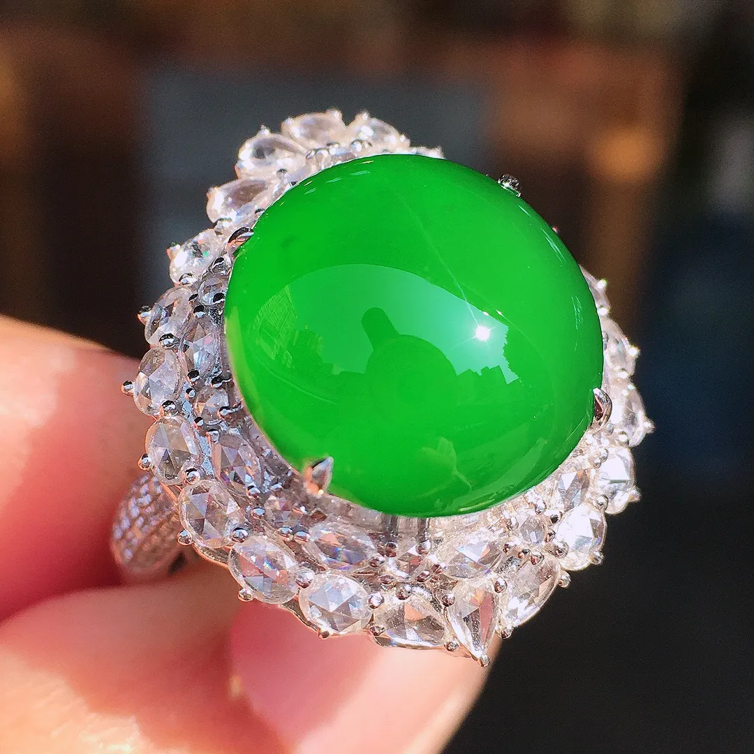 阳绿蛋面戒指/吊坠两用款，色泽均匀艳丽，玉质细腻，荧光感超
强，饱满圆润，尽显优雅气质，18k
金豪华镶嵌