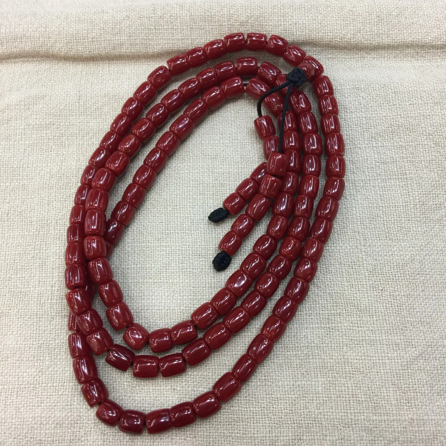 【赤血牛血6mm桶珠红珊瑚108佛珠串】传承精品！科西卡材料，西班牙产地。赤血牛血红颜色，黑红黑红的,整条无纹裂有虫眼。珠子直径5.95-5.2mm左右！108粒加佛头弟子珠共120粒，可作念佛珠串，每料珠子均为天然珊瑚，珊瑚自古就为佛教珍宝，大师，高僧的喜爱之物！可加持，可守护！深海千年有机宝石，重量为36.82克！