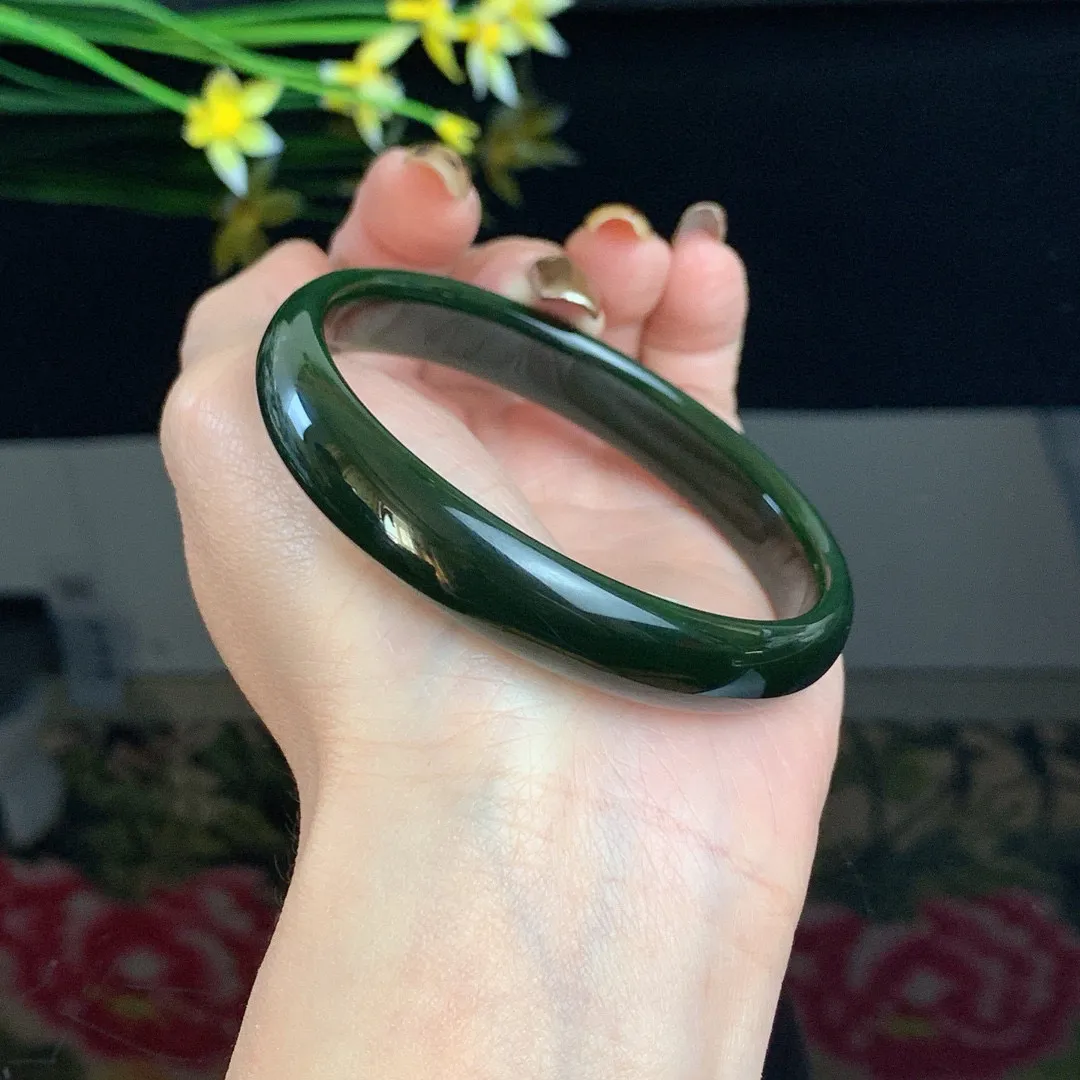 和田玉61圈口菠菜绿碧玉手镯！黑皮料手镯，玉质细腻油润 底色纯净 无裂无棉 脂粉好，品质高