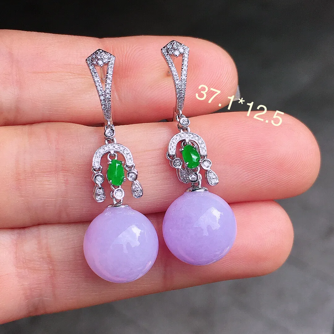 紫罗兰珠子耳坠，色泽均匀艳丽，玉质细腻，荧光感超
强，饱满圆润，尽显优雅气质，18k
金豪华镶嵌